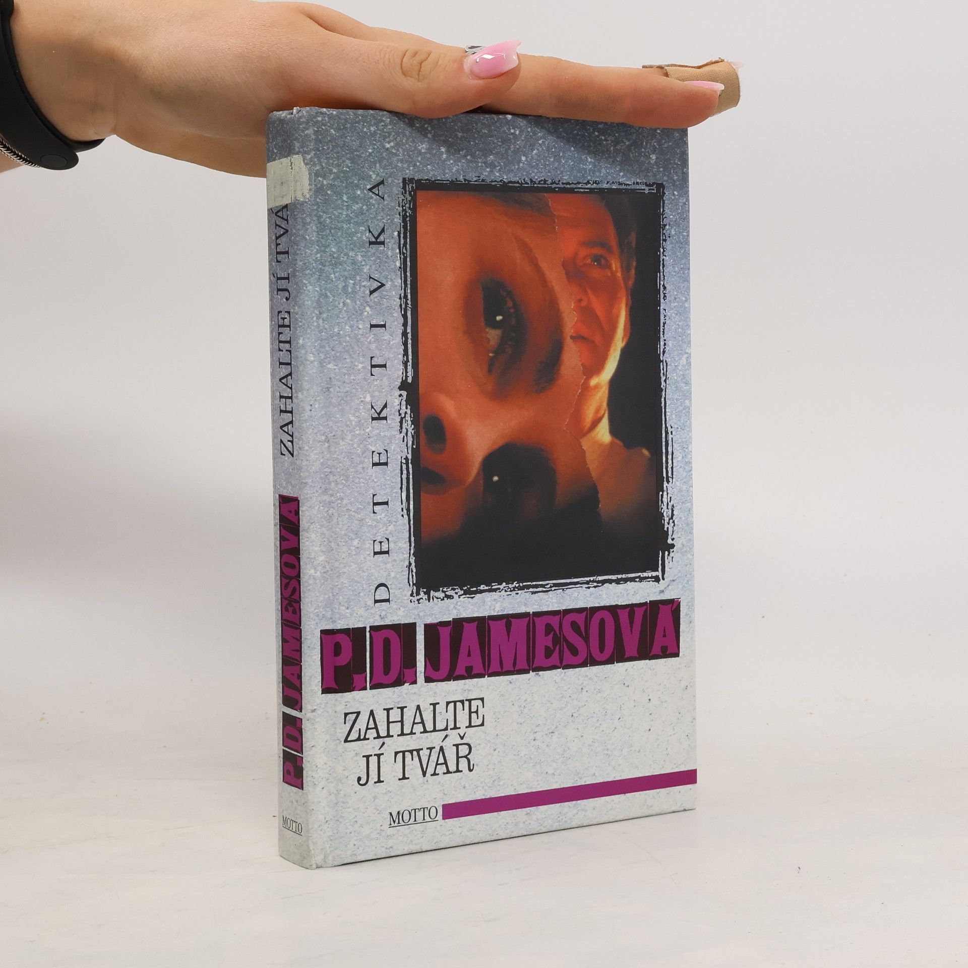 P. D. James Zahalte jí tvář