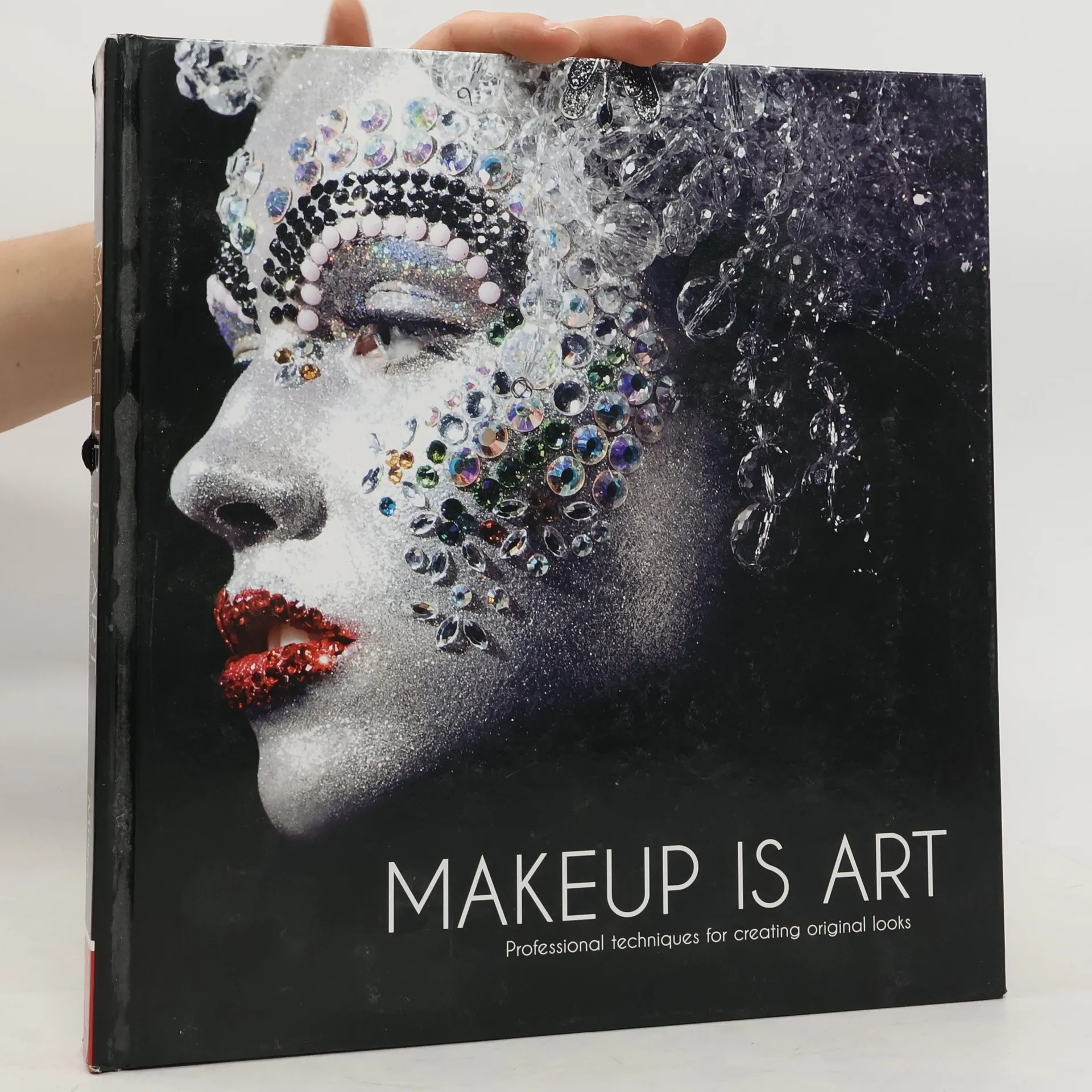 Makeup is art. Professional techniques for creating original looks | Book | kolektiv | EN
