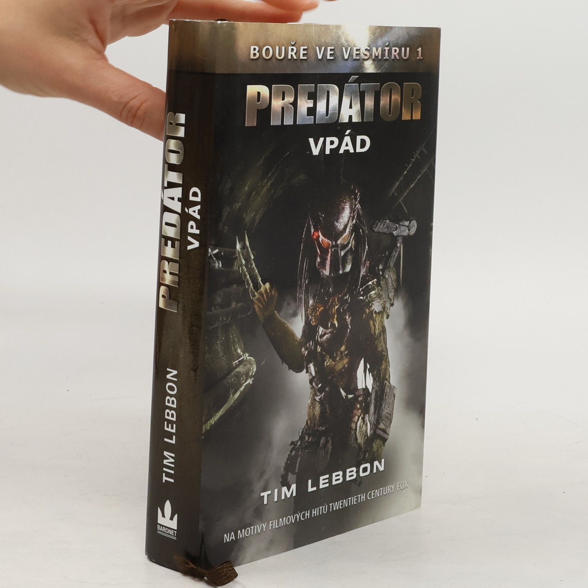 Tim Lebbon Bouře ve vesmíru. 1, Predátor - Vpád