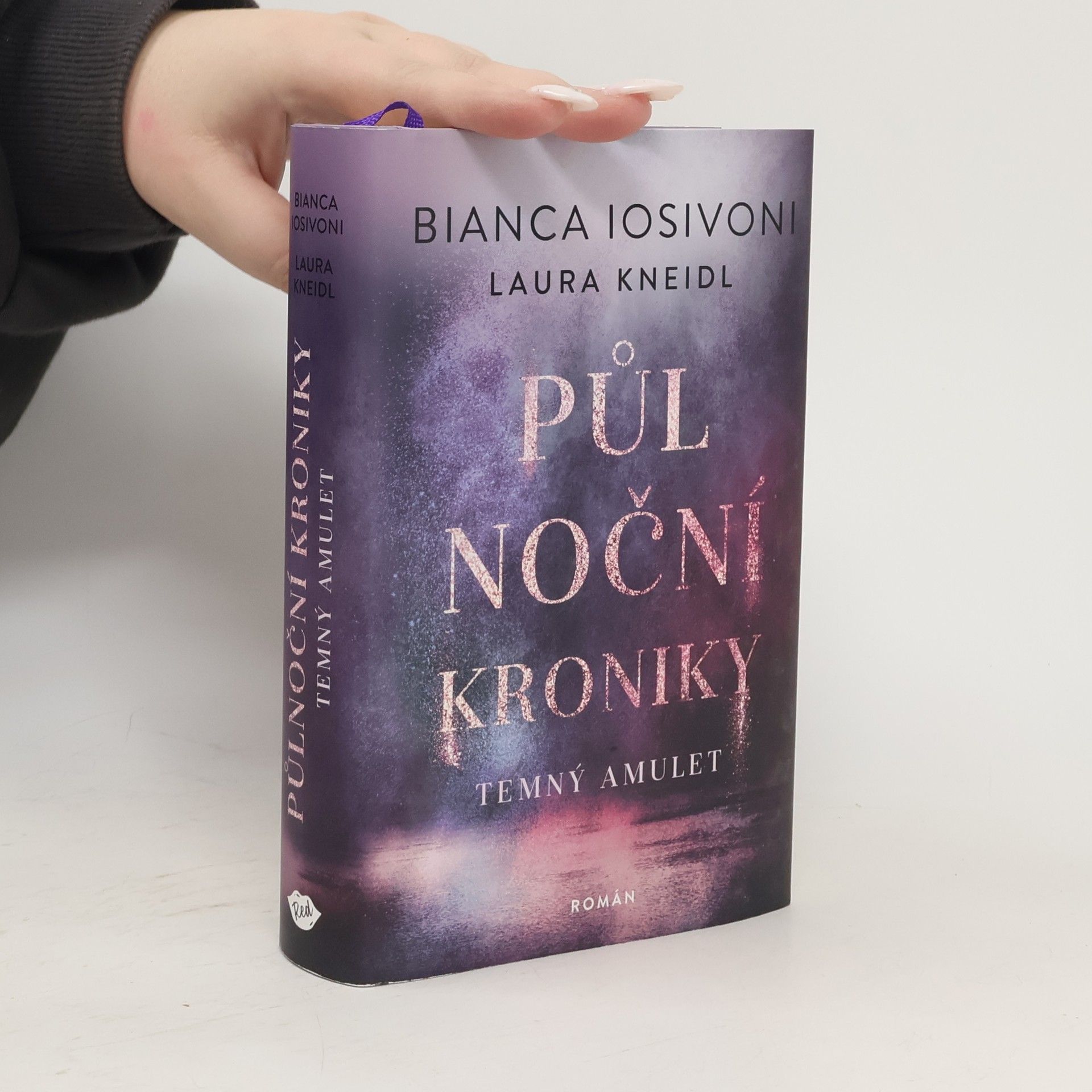 Bianca Iosivoni Půlnoční kroniky: Temný amulet.