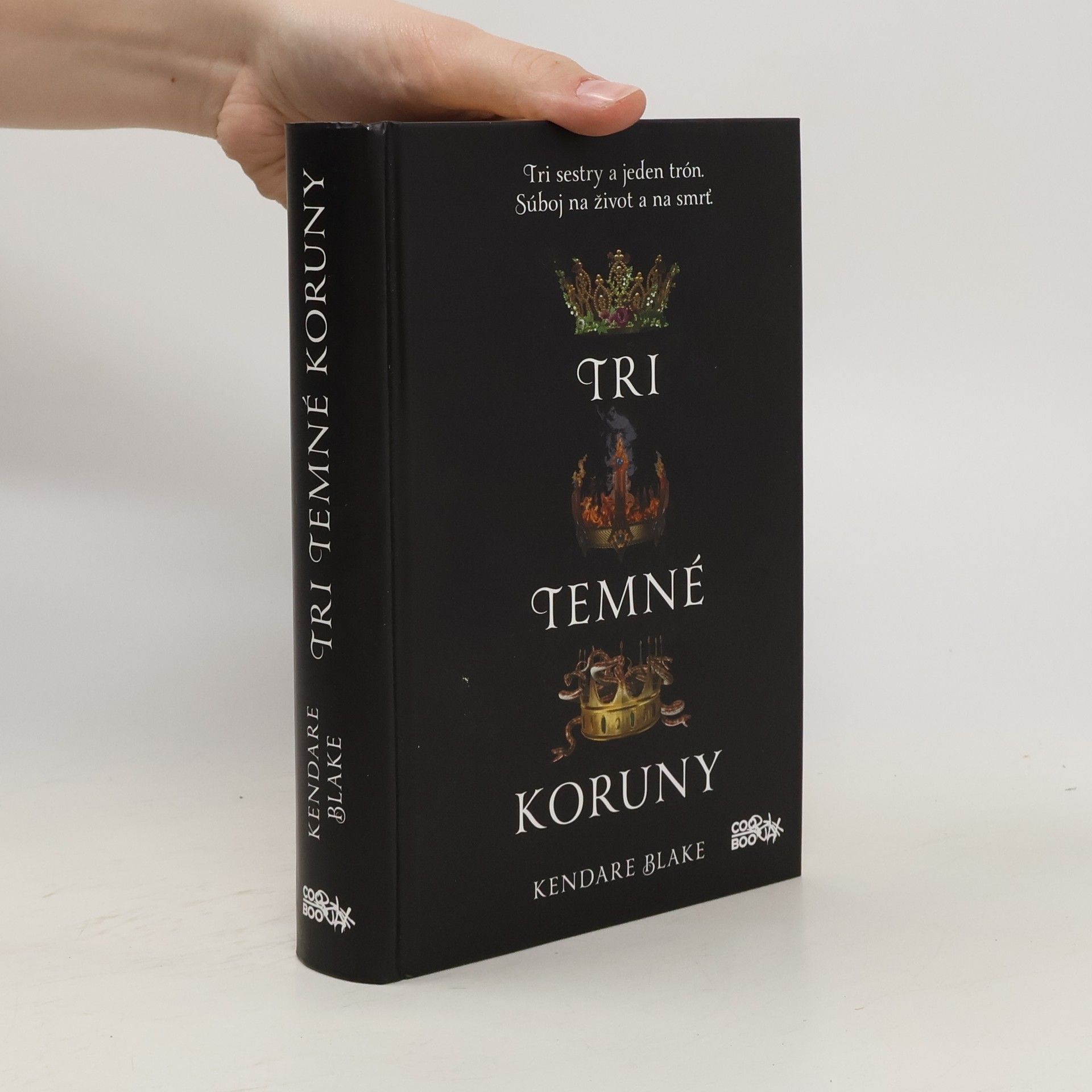 Kendare Blake Tri temné koruny