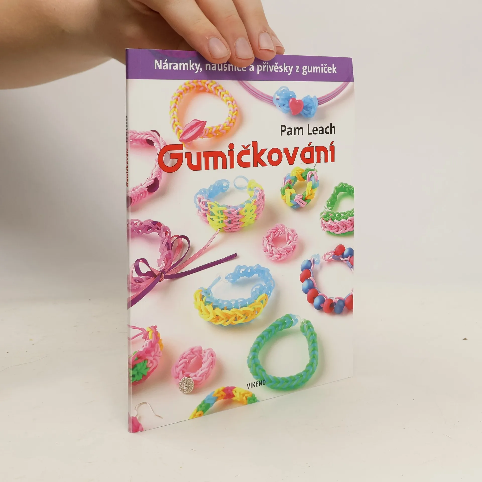 Gumičkování - Náramky, náušnice a přívěsky z gumiček | Kniha | pevná | Pam Leach | CS