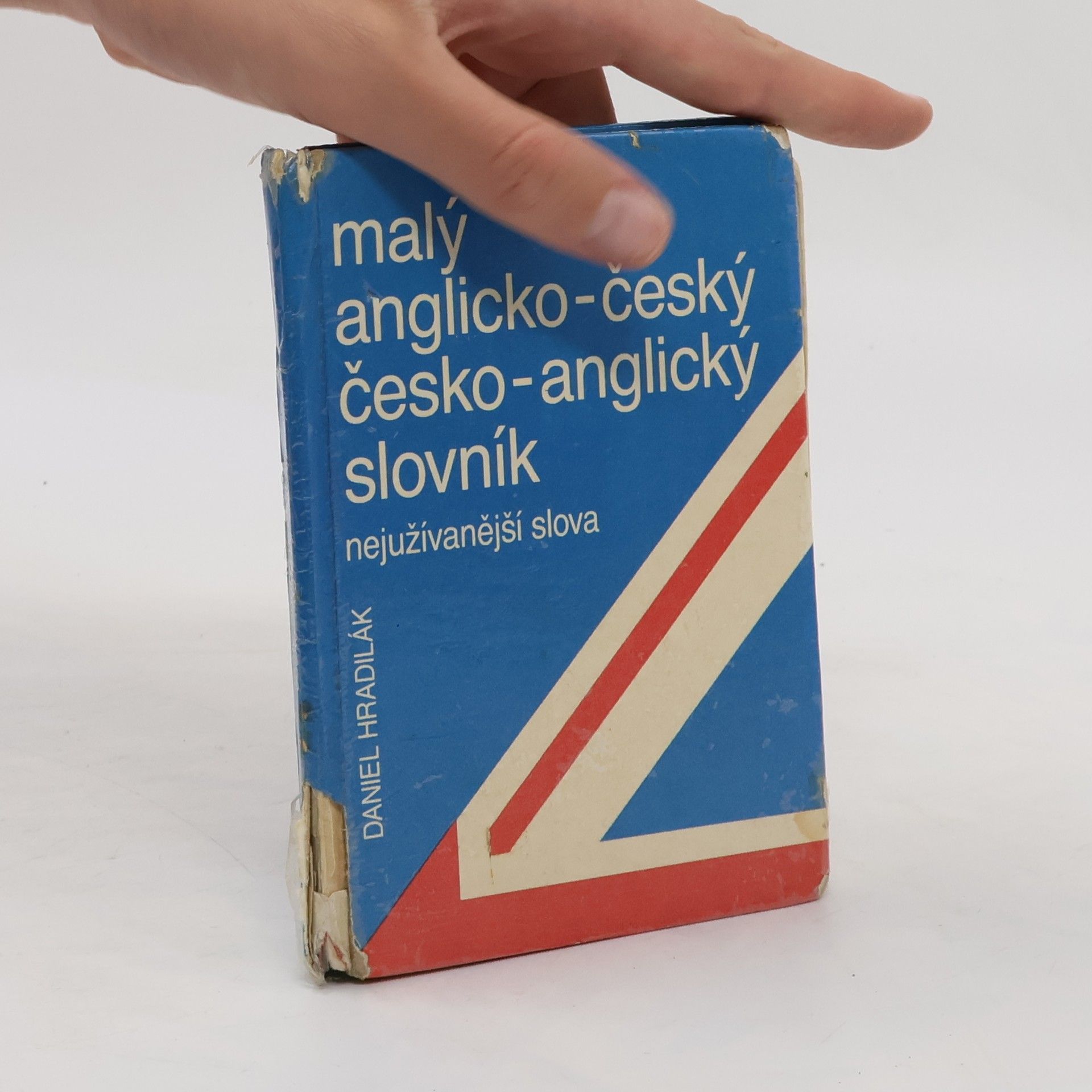 Daniel Hradilák Malý anglicko-český, česko-anglický slovník: Nejužívanější slova