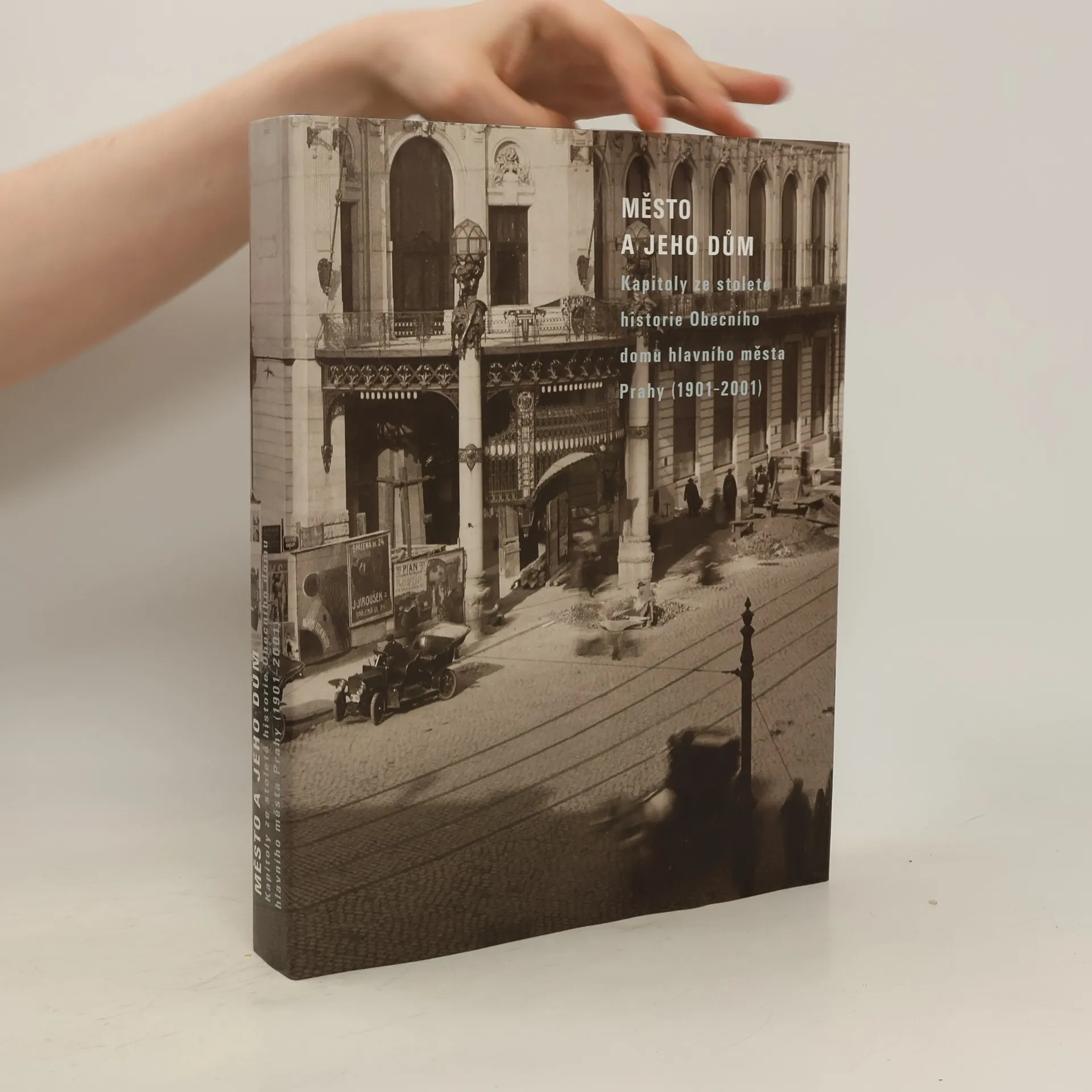 Město a jeho dům. Kapitoly ze stoleté historie Obecního domu hlavního města Prahy (1901-2001) | Kniha | Václav Ledvinka | CS