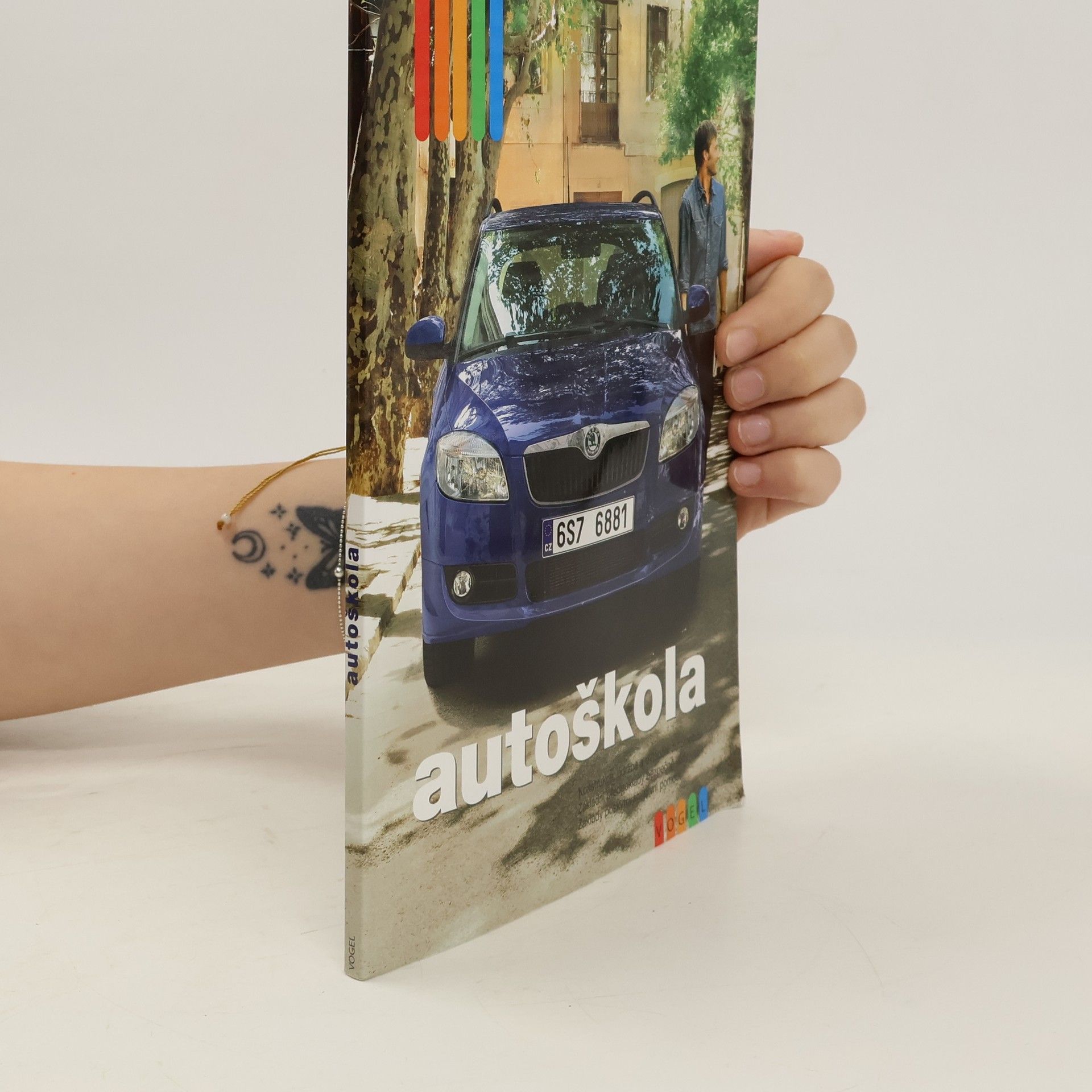 kolektiv Autoškola. Základy konstrukce a údržba osobního automobilu, základy ovládání automobilu, zásady bezpečné jízdy, základy první pomoci