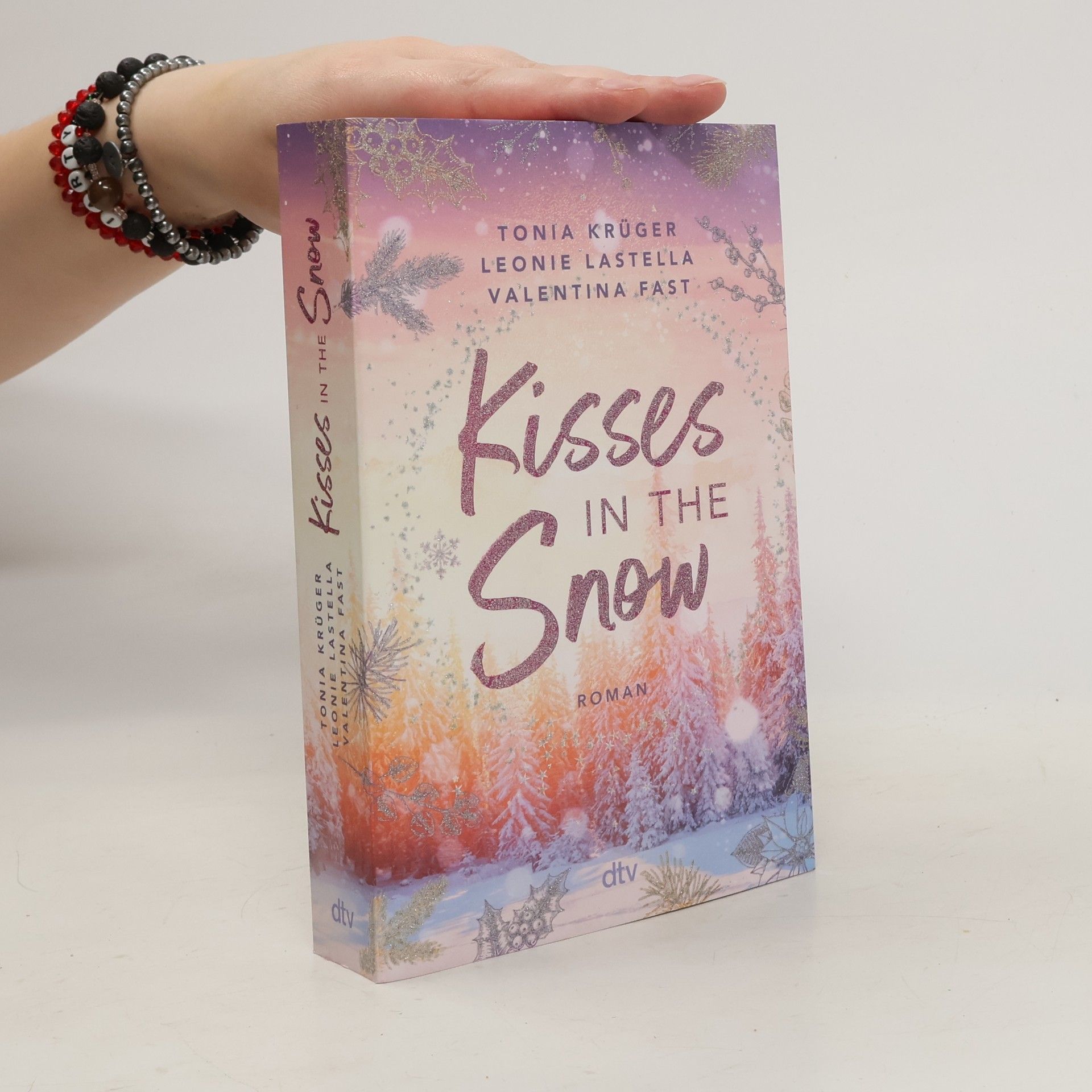 Leonie Lastella Kisses in the Snow