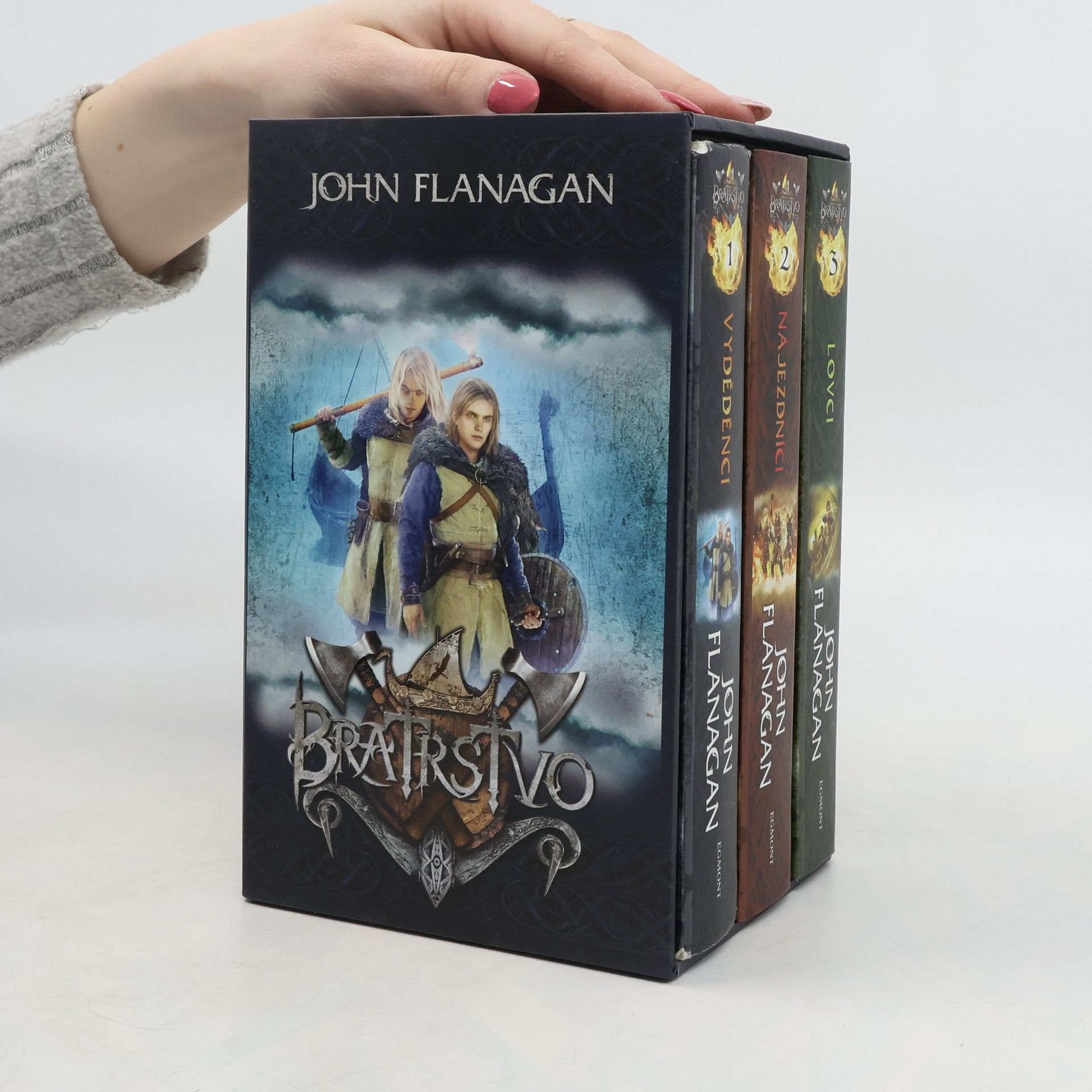 John Flanagan Bratrstvo: Vyděděnci. Nájezdníci. Lovci. (3 svazky, komplet v boxu)