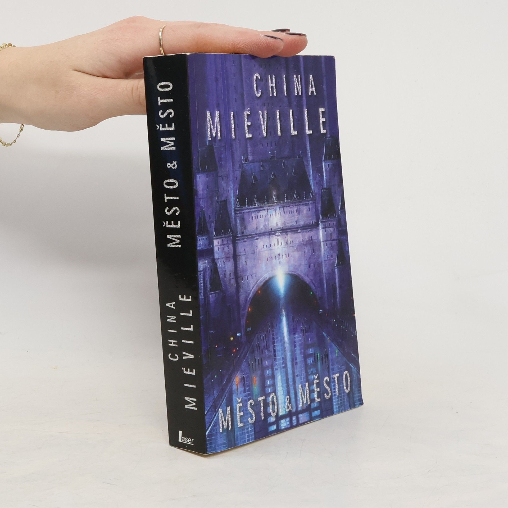 China Miéville Město & město