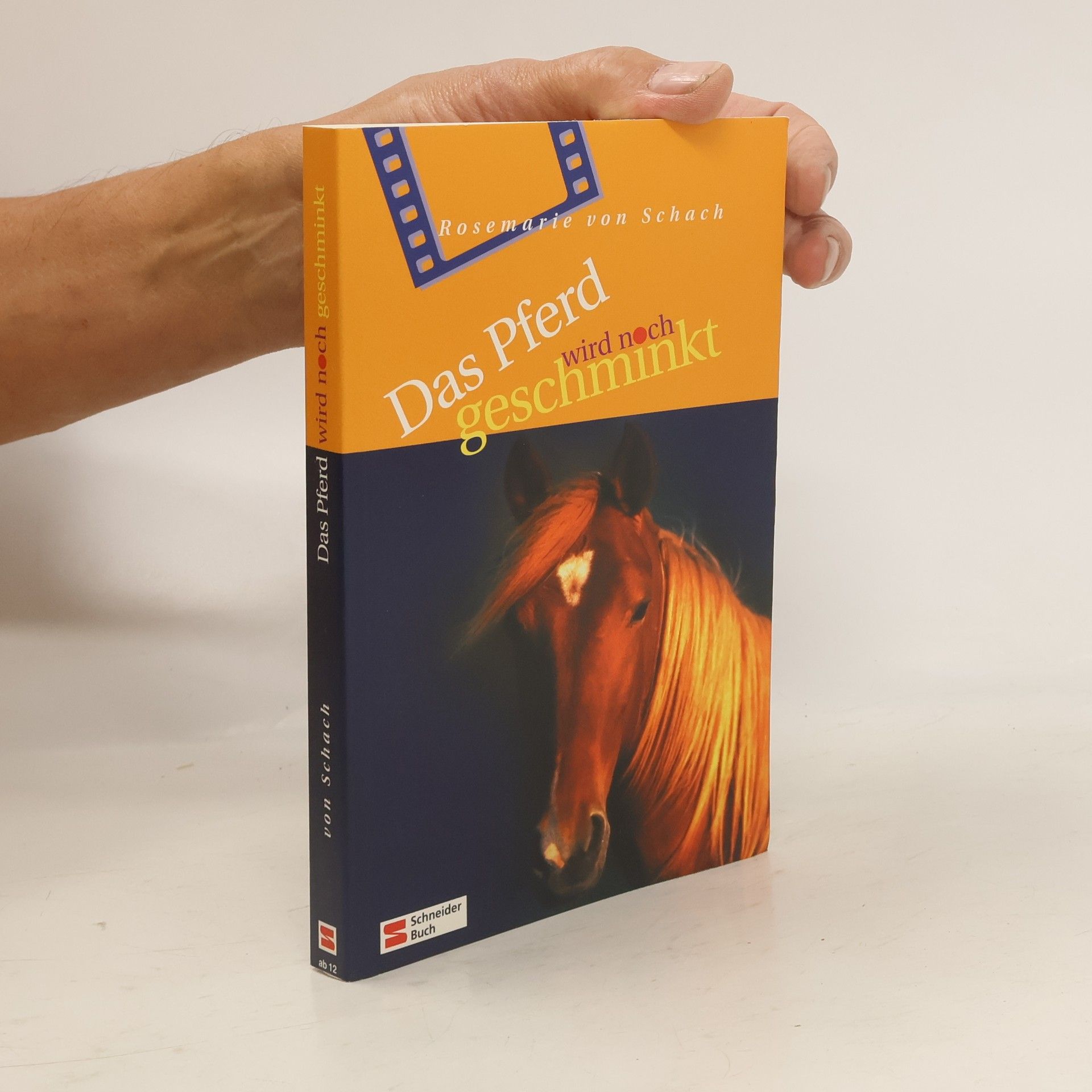Tina Caspari Das Pferd wird noch geschminkt