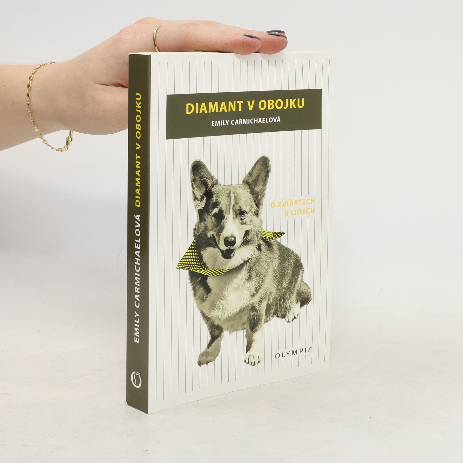 Emily Carmichael Diamant v obojku