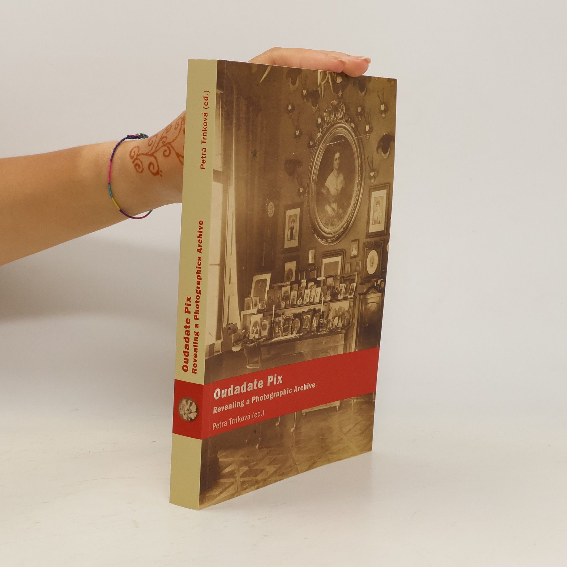 Jiří Roháček Oudadate Pix : revealing a photographic archive