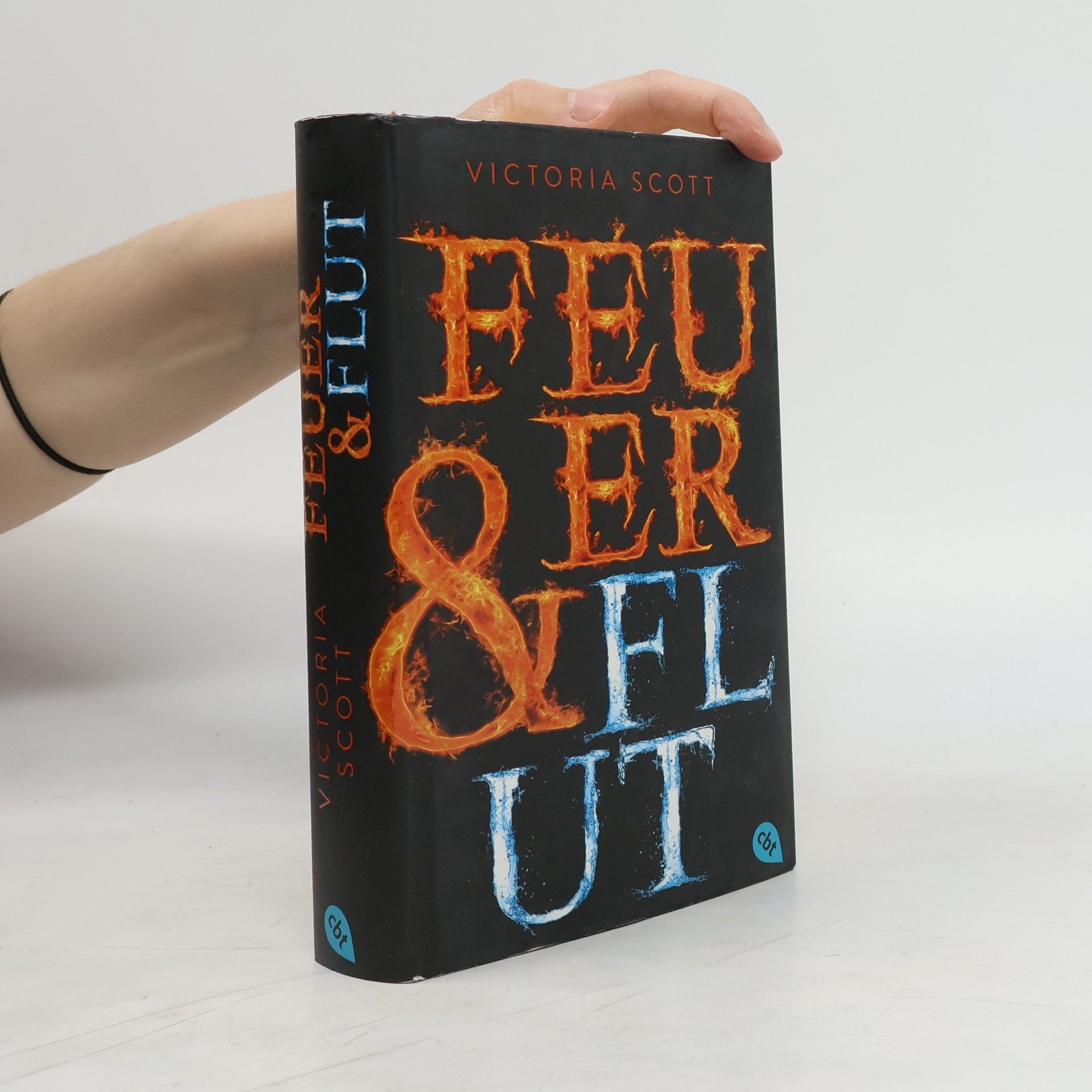 Victoria Scott Feuer & Flut