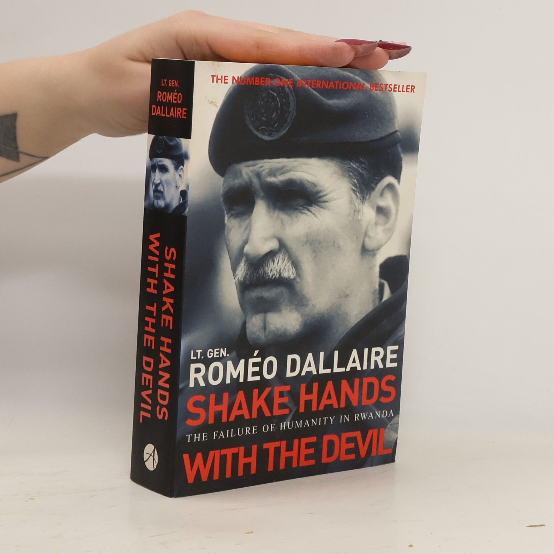 Roméo Dallaire Shake Hands with the Devil. The Failure of Humanity in Rwanda