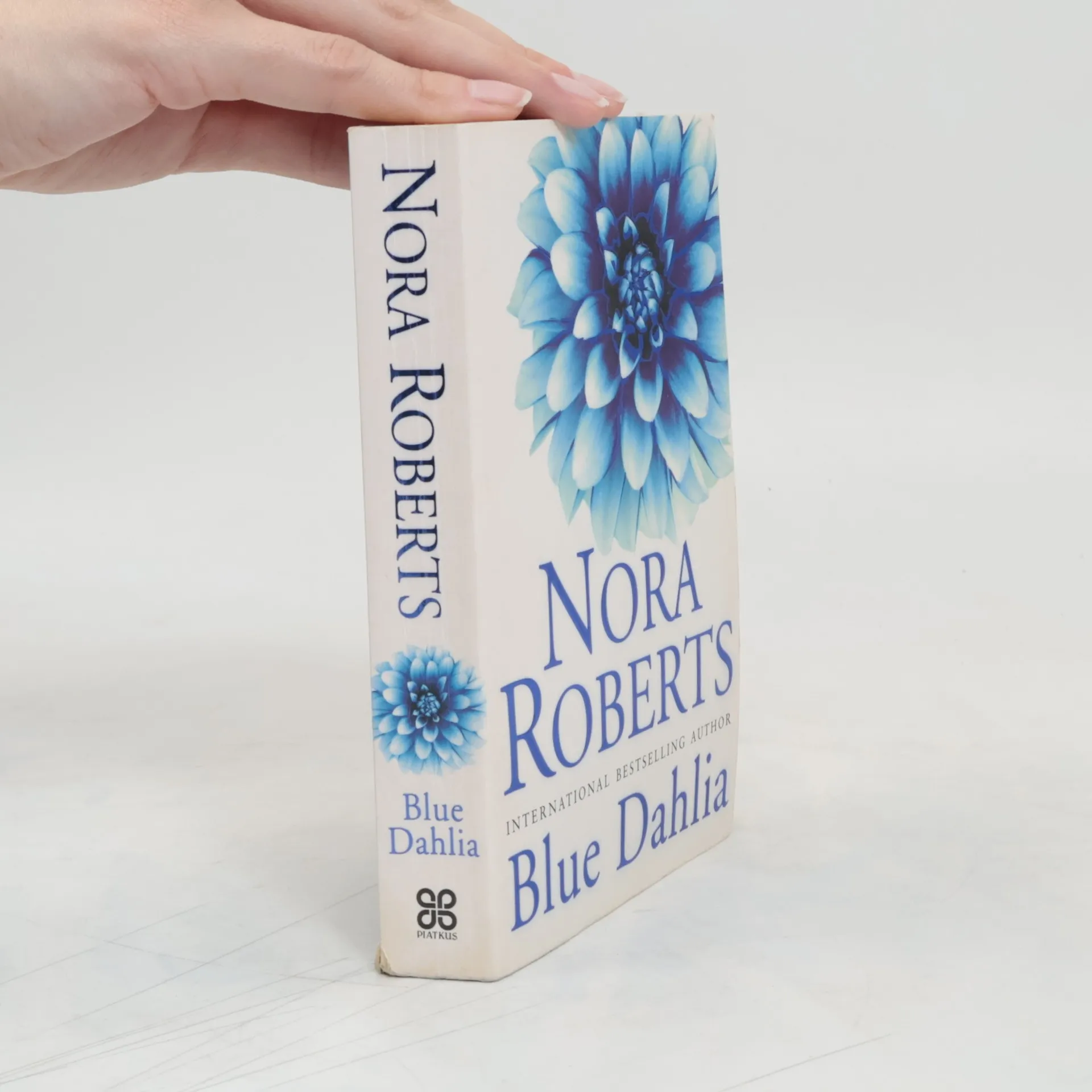 Blue Dahlia | Book | Paperback | Nora Roberts | EN
