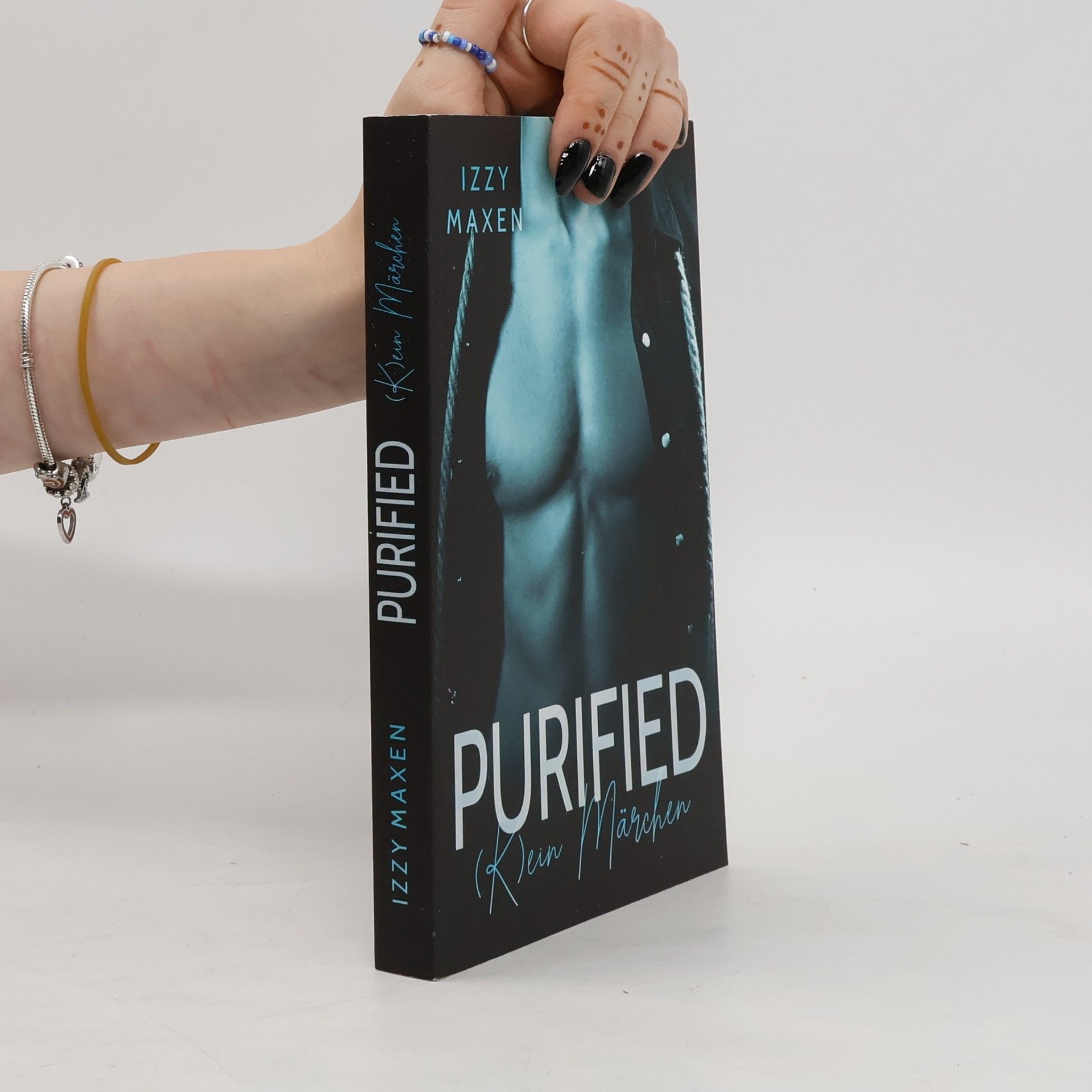 Izzy Maxen Purified