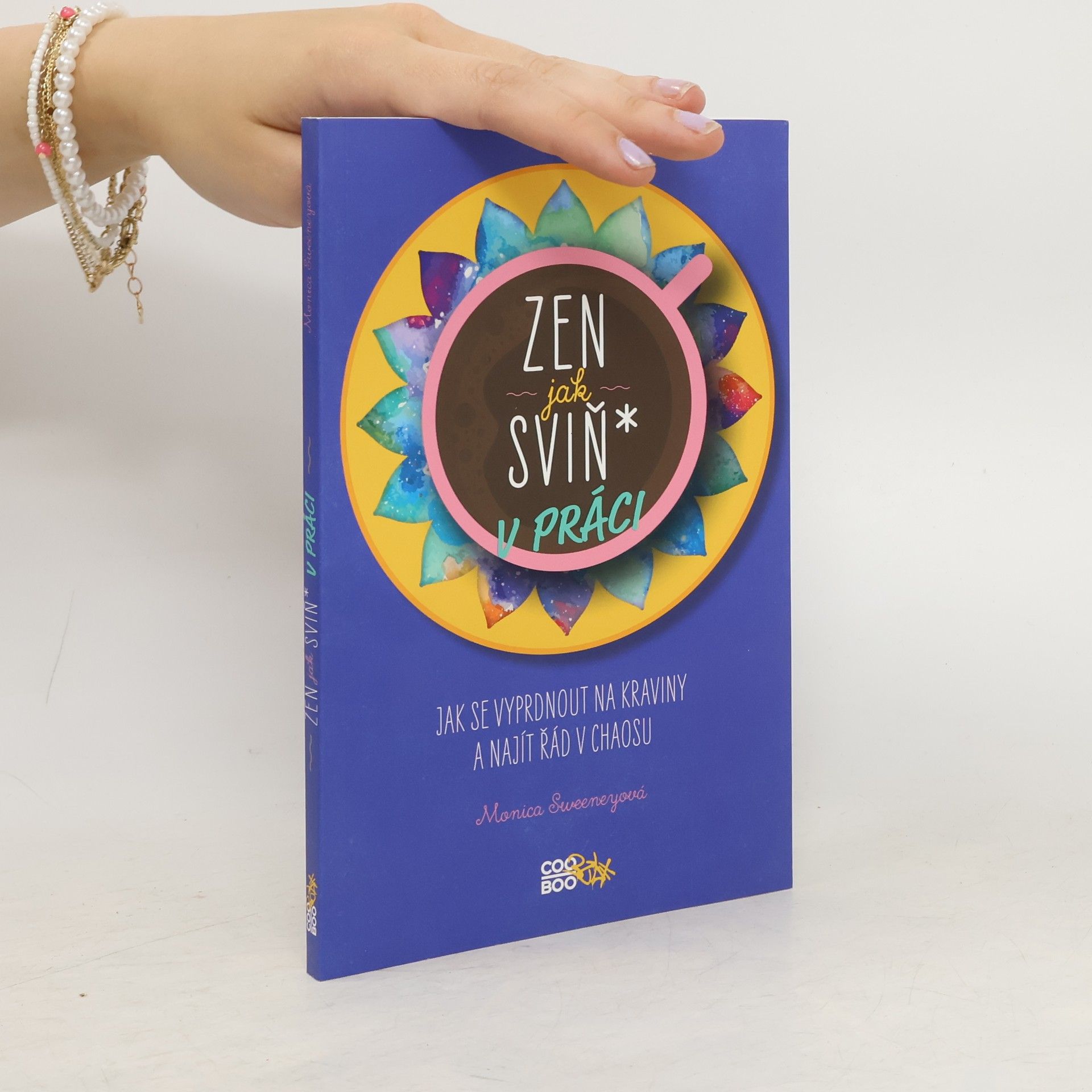 Monica Sweeney Zen jak sviň* v práci