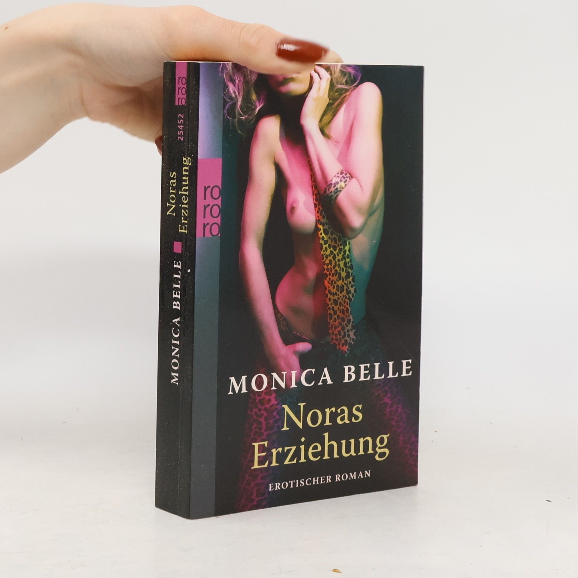 Monica Belle Noras Erziehung