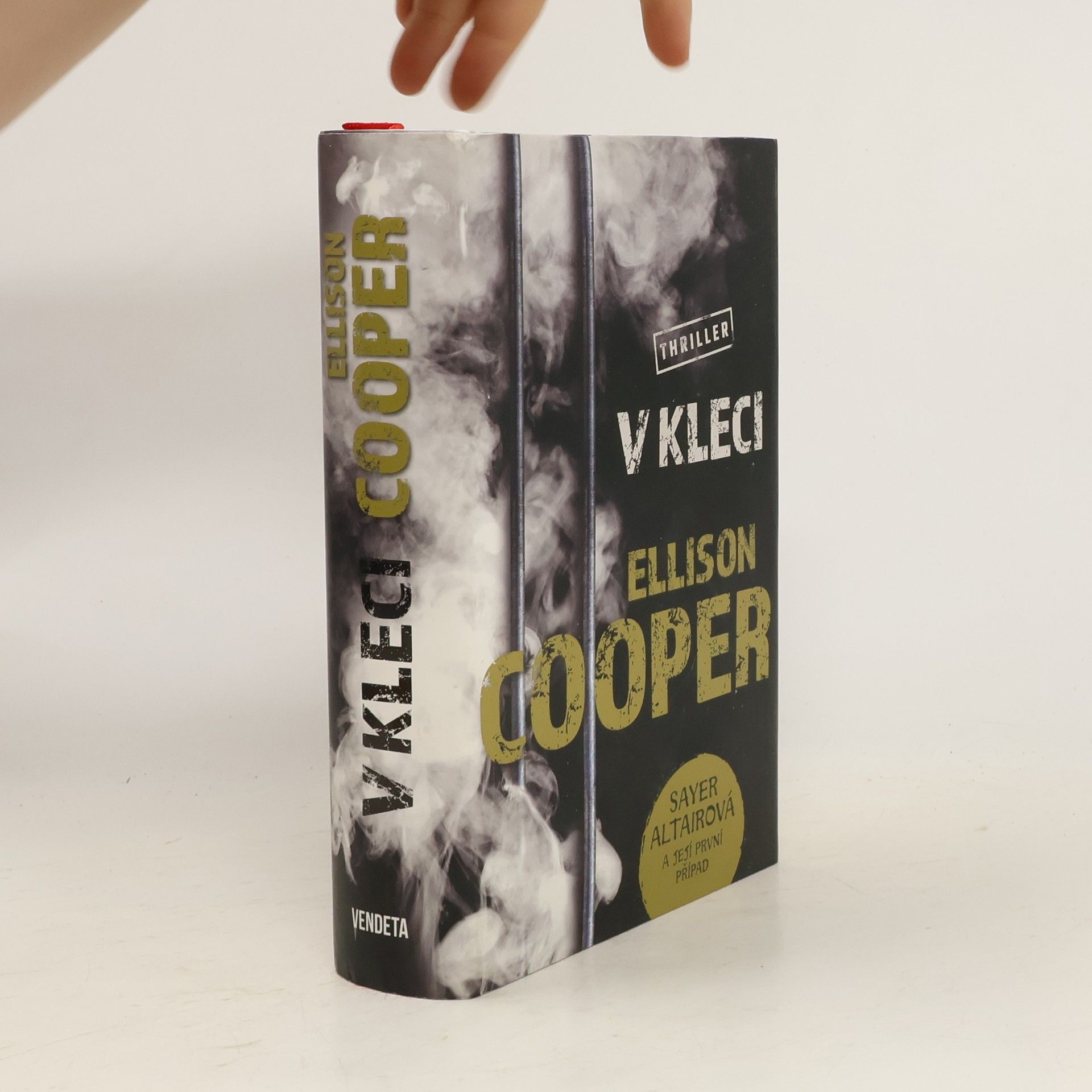 Ellison Cooper V kleci