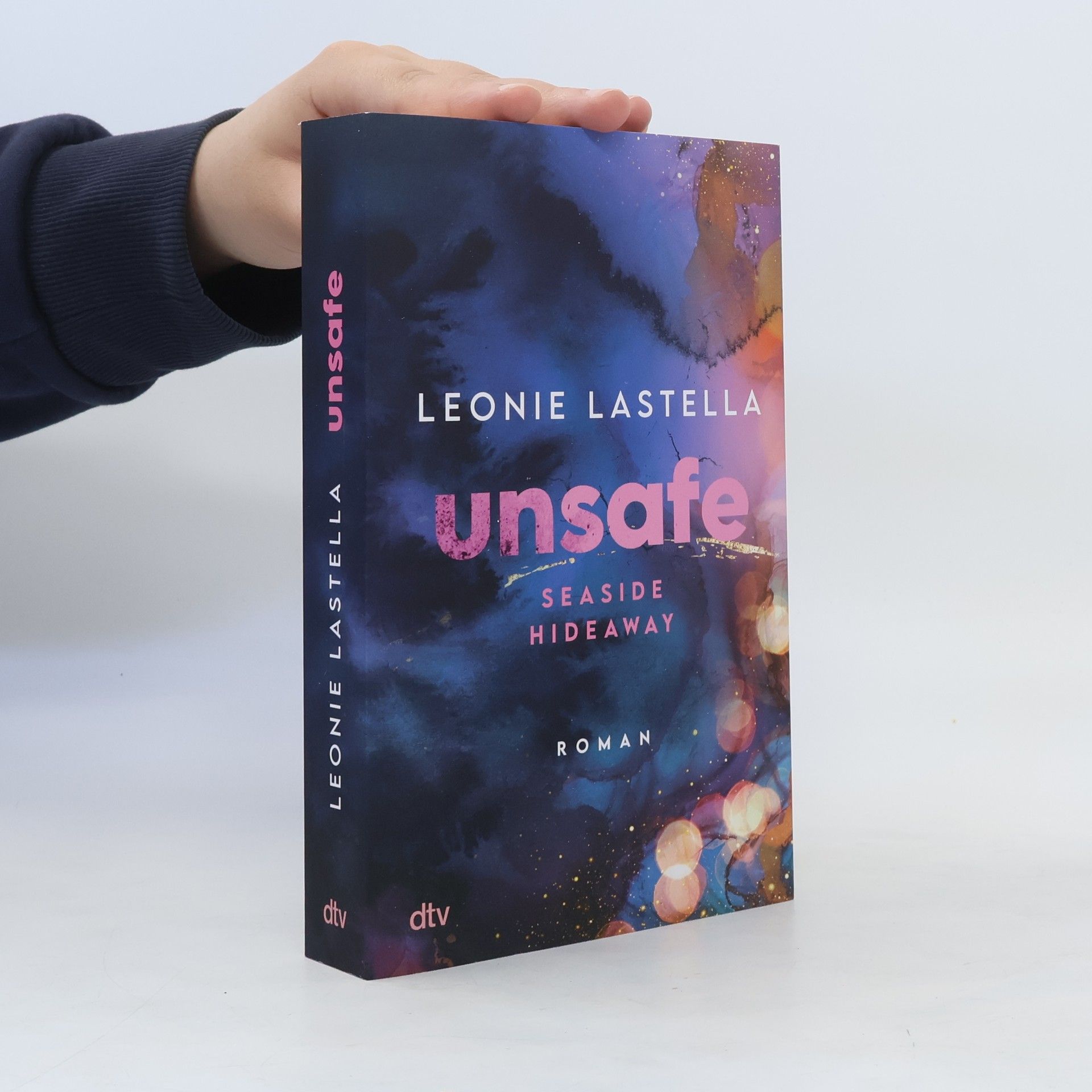 Leonie Lastella Seaside Hideaway – Unsafe