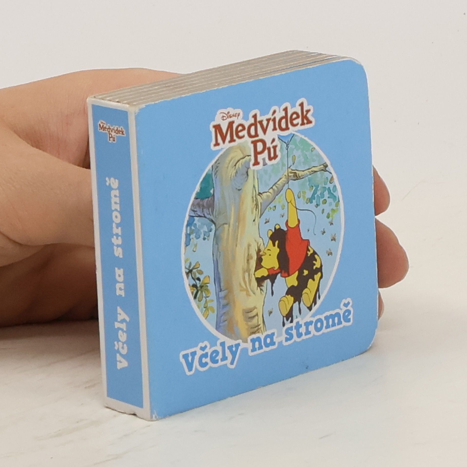 kolektiv Medvídek Pú. Včely na stromě