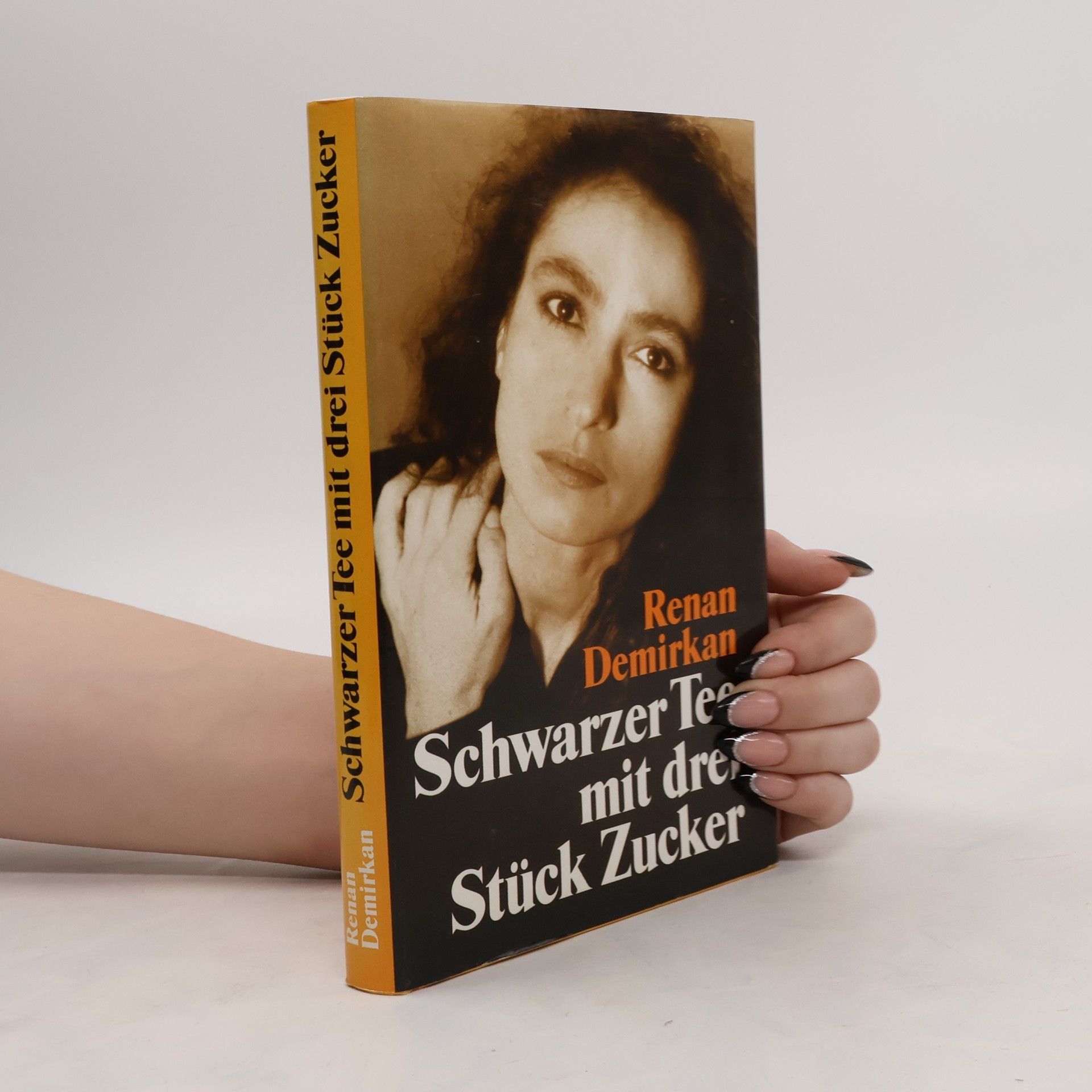 Renan Demirkan Schwarzer Tee mit drei Stück Zucker