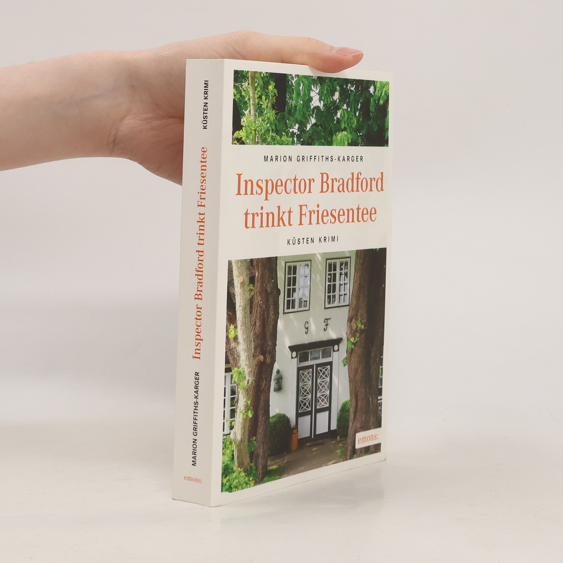 Marion Griffiths-Karger Inspector Bradford trinkt Friesentee