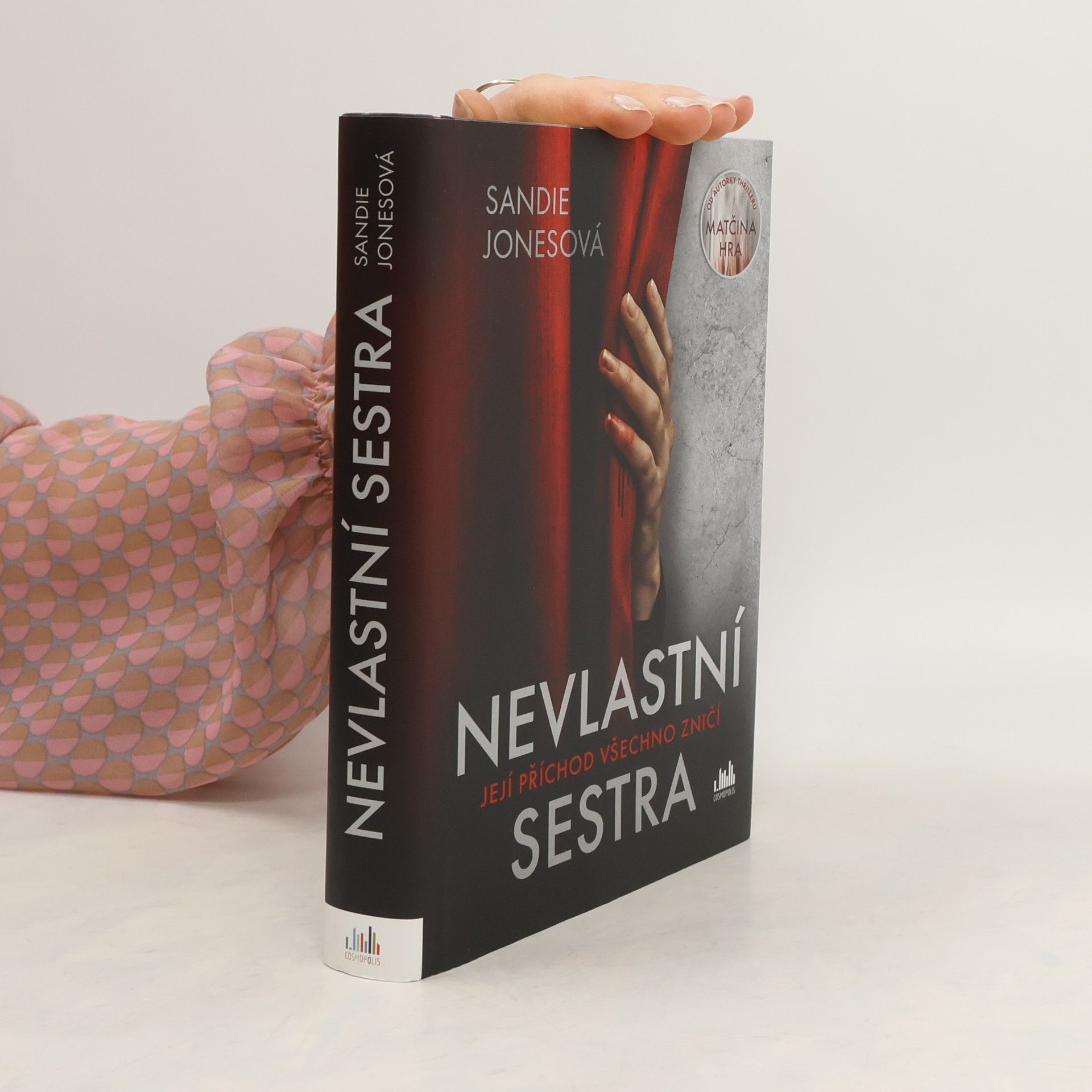 Sandie Jones Nevlastní sestra