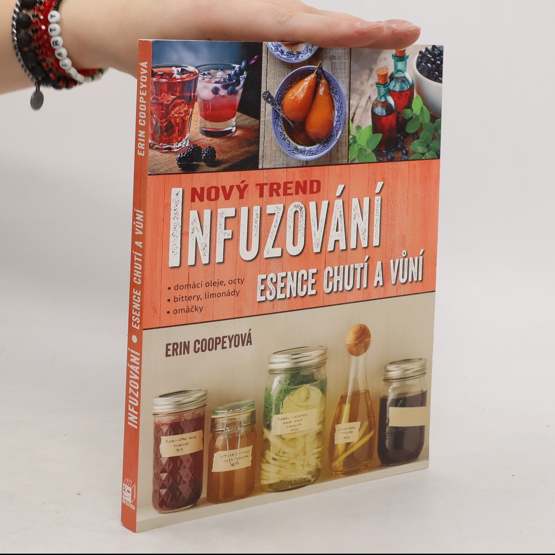 Erin Coopey Nový trend infuzování. Esence chutí a vůní. Recepty na domácí oleje, octy, omáčky, bittery, limonády a další dobroty