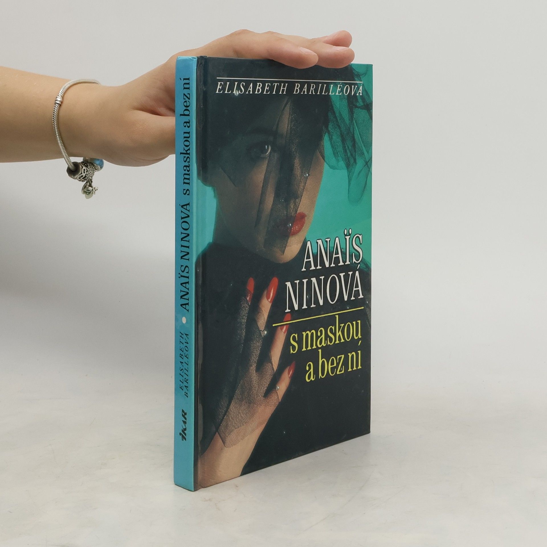 Elisabeth Barillé Anaïs Ninová s maskou a bez ní