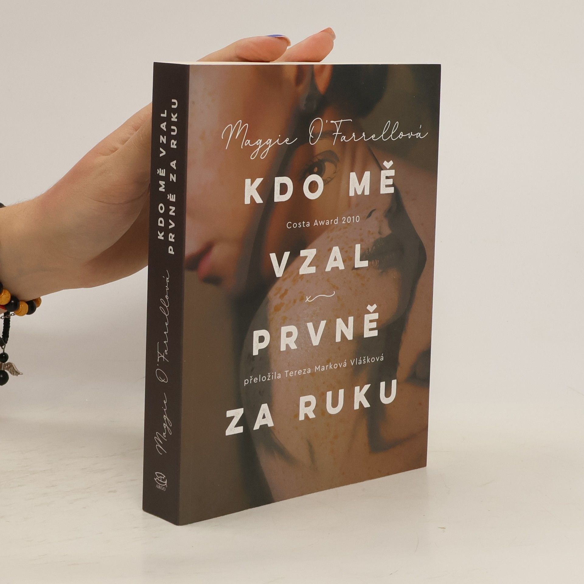 Maggie O. Farrell Kdo mě vzal prvně za ruku
