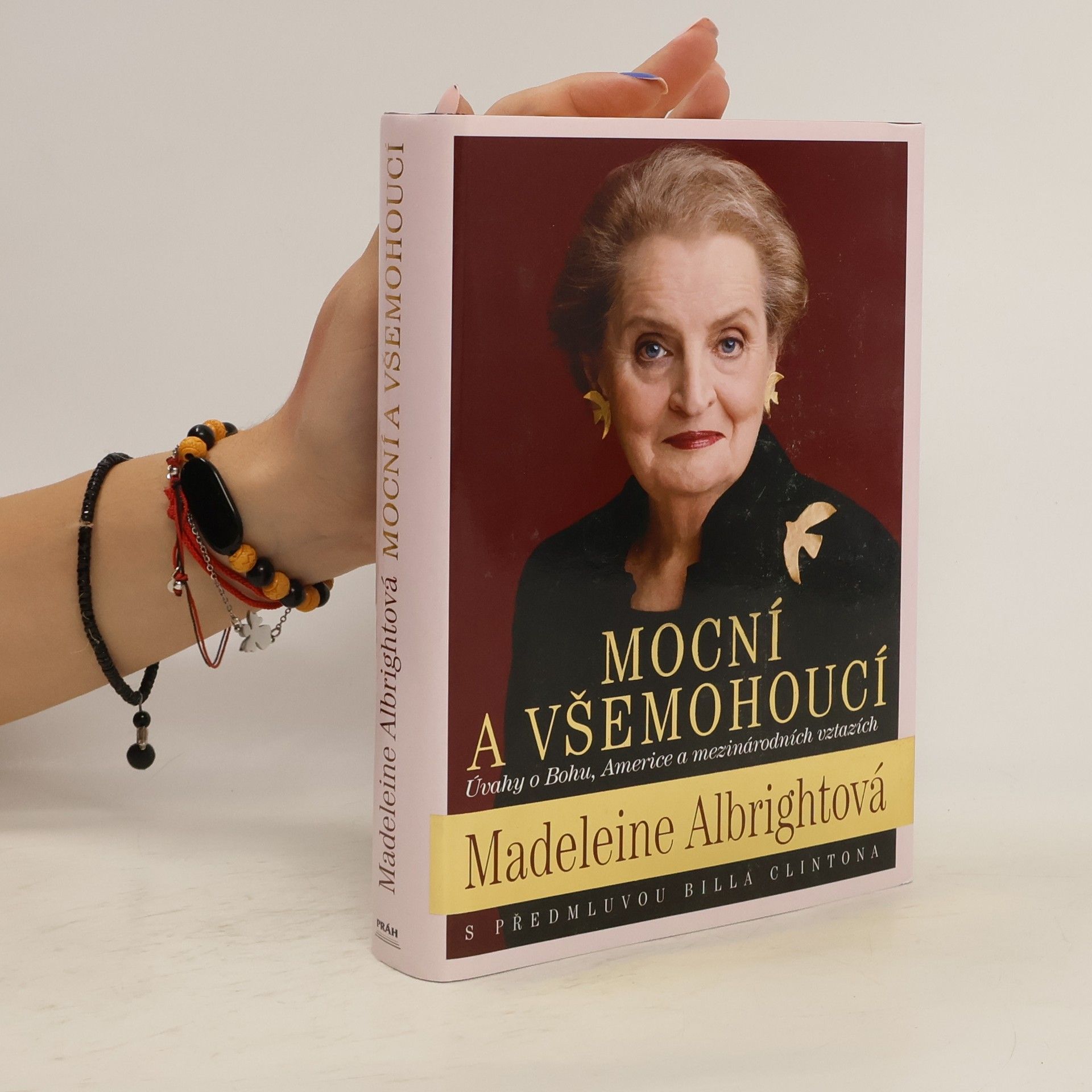 Madeleine Albright Mocní a všemohoucí : úvahy o Bohu, Americe a mezinárodních vztazích