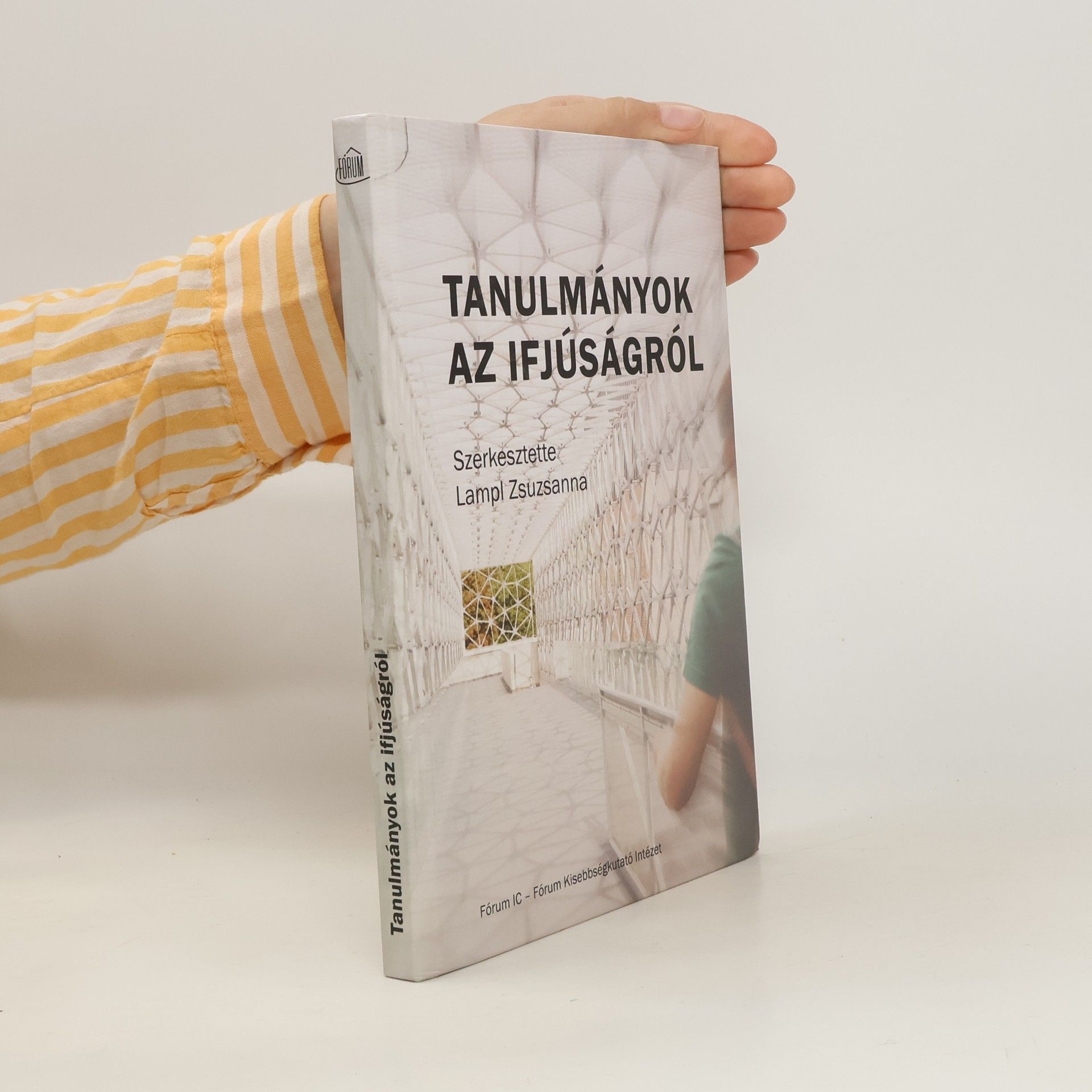 Zsuzsanna Lampl Tanulmányok az ifjúságról
