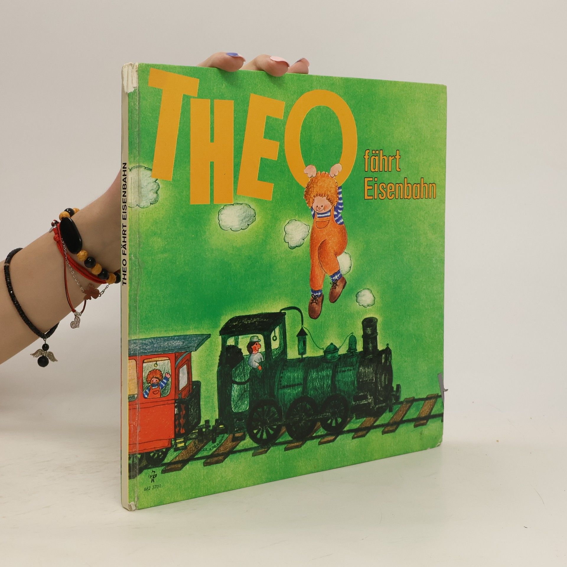 Violeta Denou Theo fährt Eisenbahn