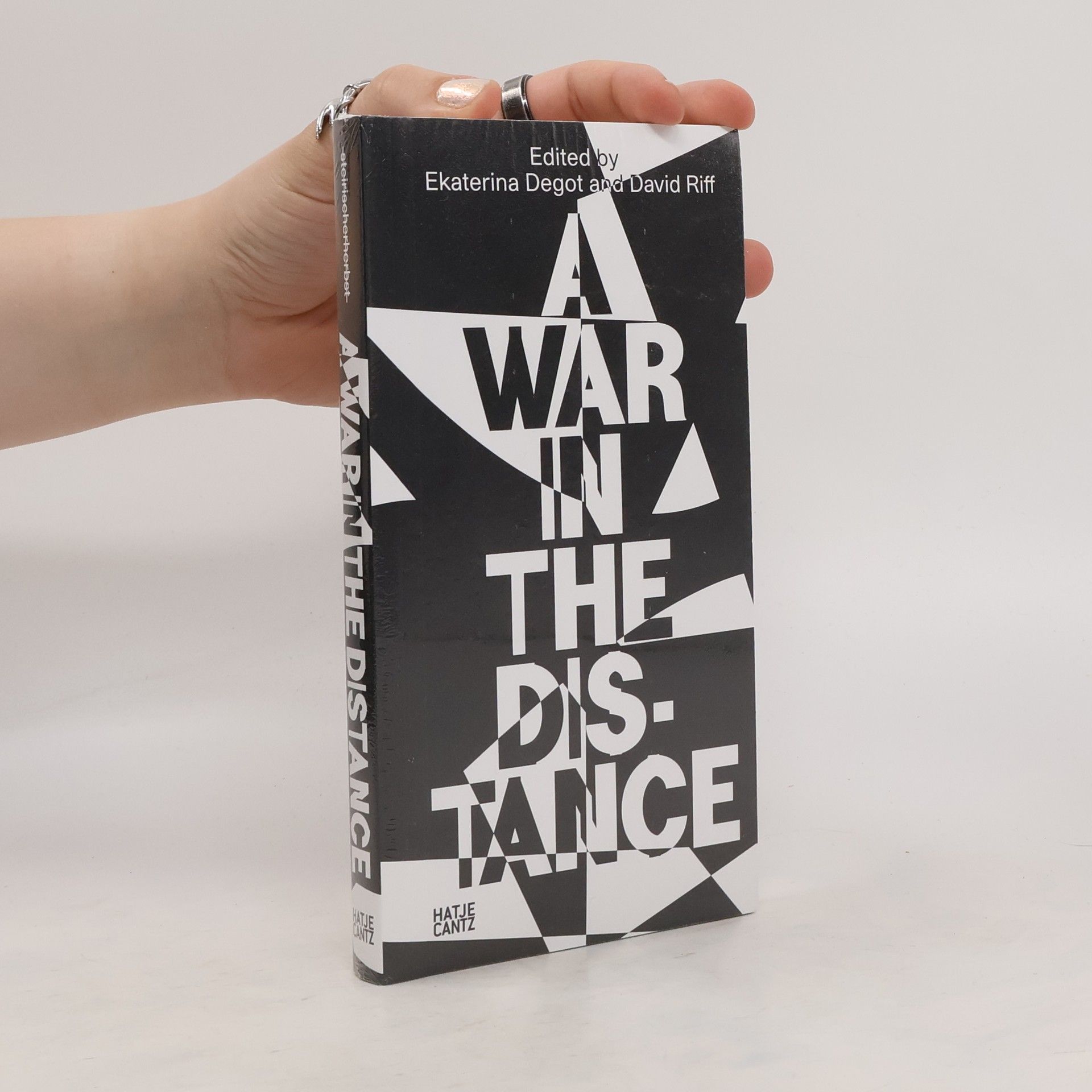 Ekaterina Ju. Degotʹ A war in the distance