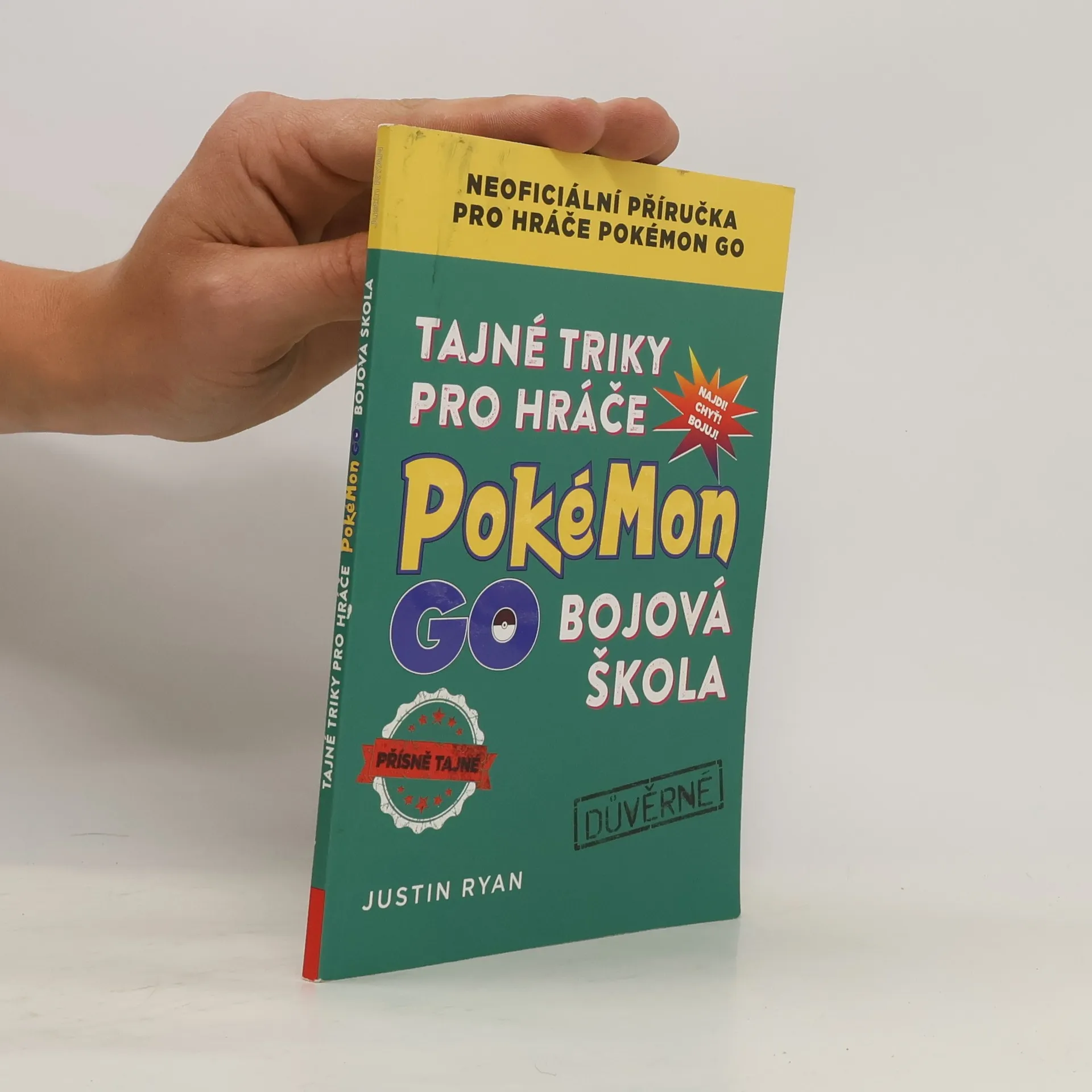 Tajné triky pro hráče Pokémon GO: Bojová škola | Book | Paperback | Justin Ryan | CS