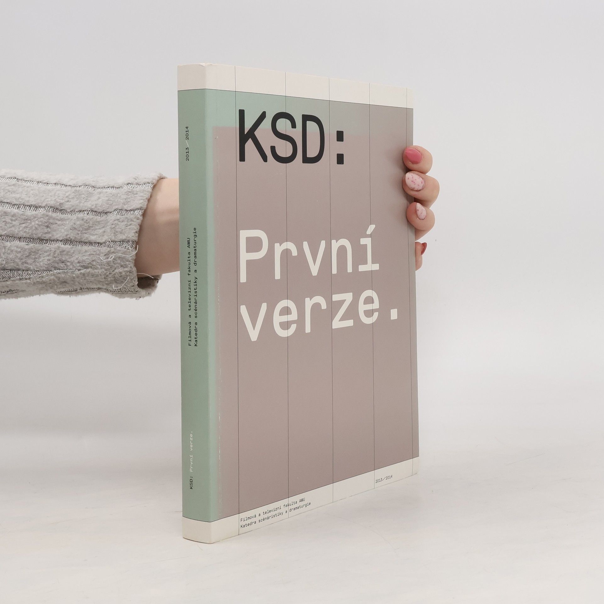 kolektiv Filmová a televizní fakulta AMU, Katedra scénáristiky a dramaturgie 2013-2014 KSD: První verze. Sborník katedry scénáristiky a dramaturgie První verze