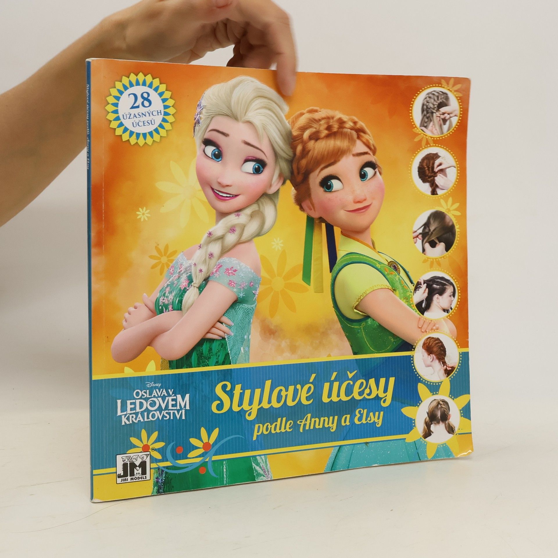 kolektiv Disney oslava v Ledovém království. Stylové účesy podle Anny a Elsy