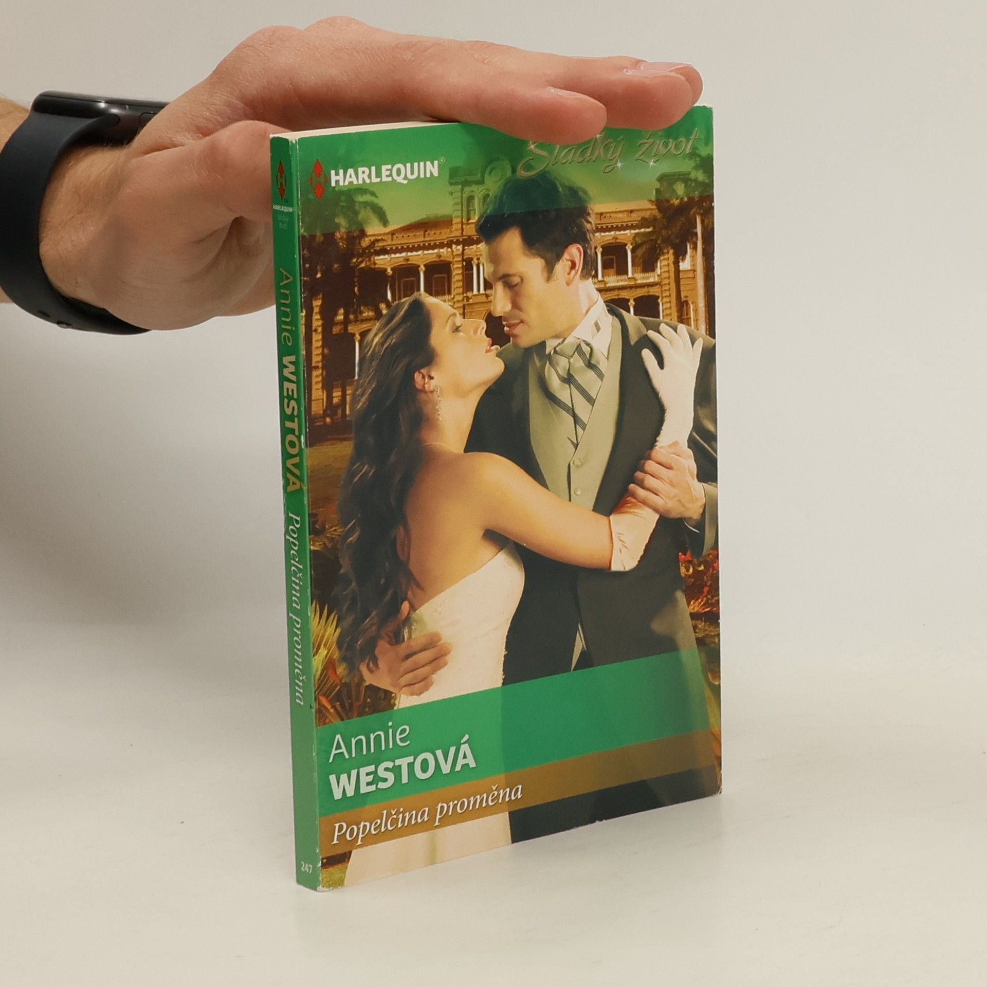 Anne West Popelčina proměna
