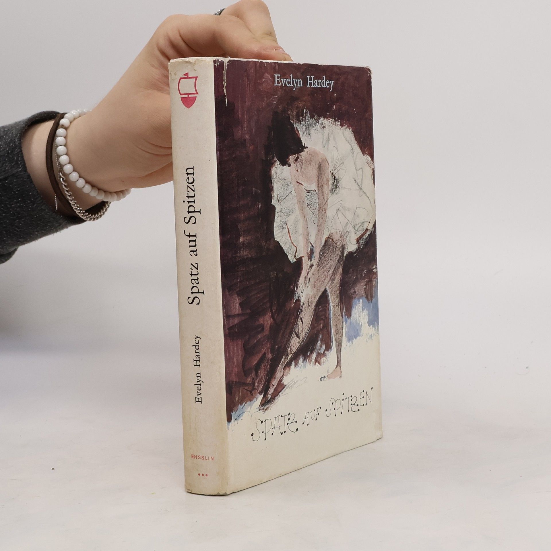 Evelyn Hardey Spatz auf Spitzen