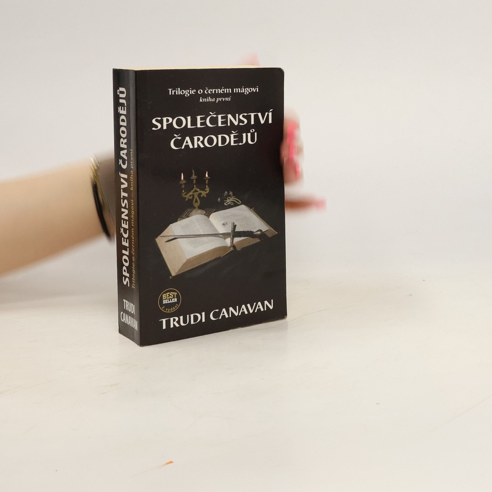 Trudi Canavan Společenství čarodějů. Kniha první