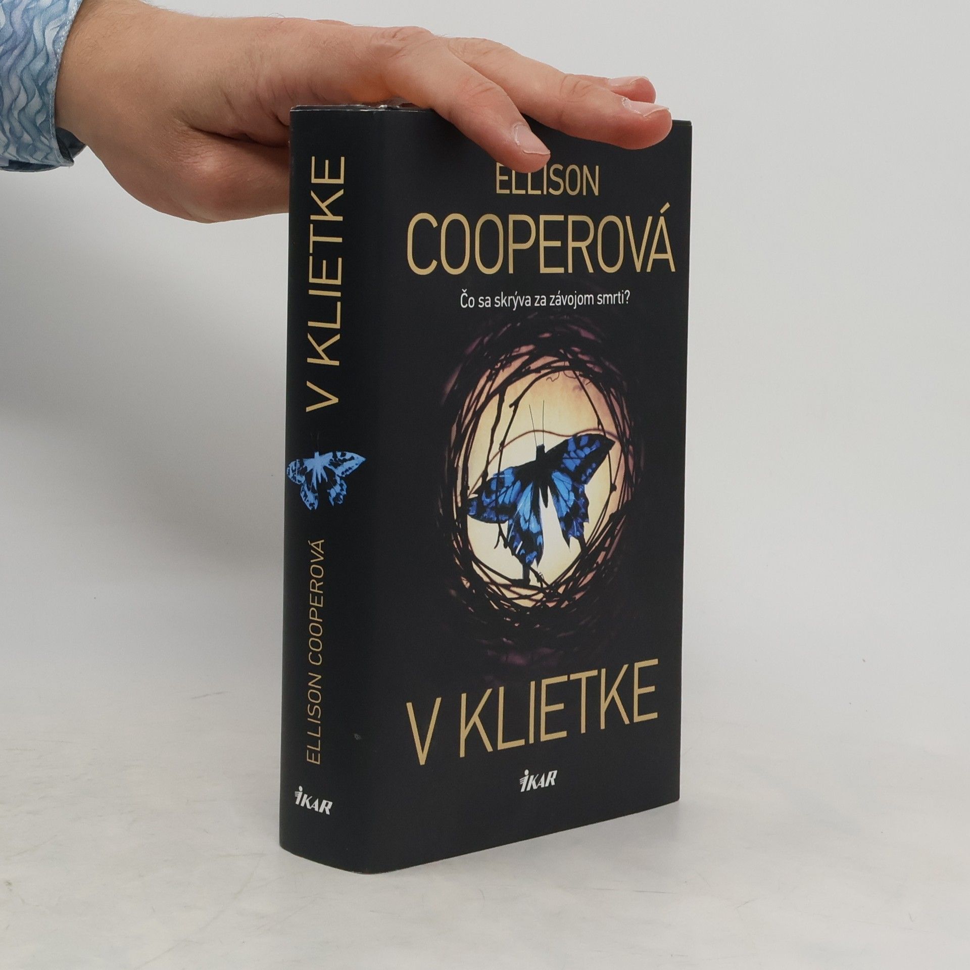 Ellison Cooper V klietke