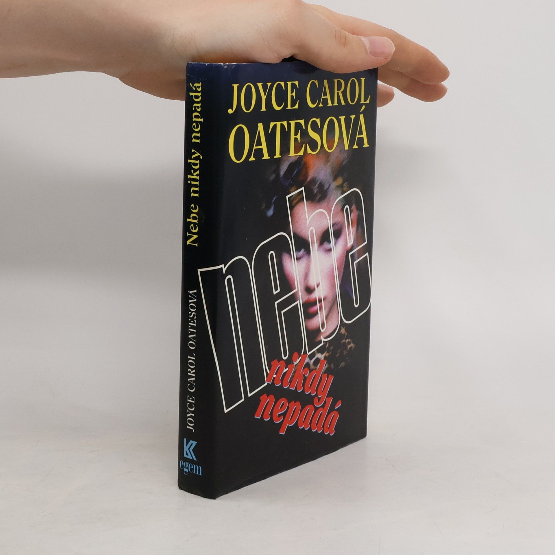 Joyce Carol Oatesová Nebe nikdy nepadá