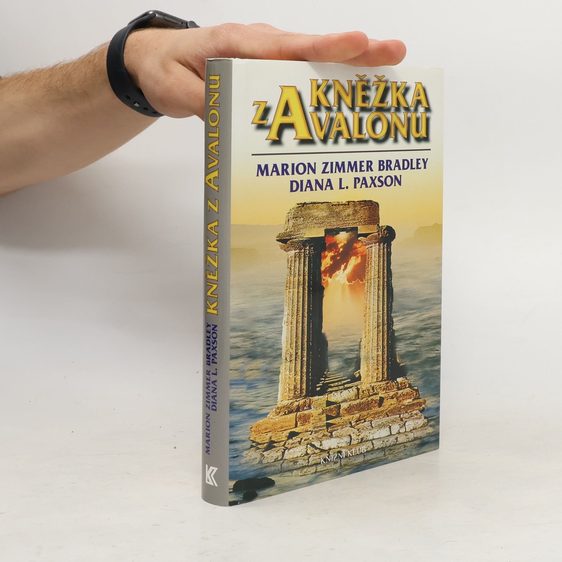 Marion Zimmer Bradleyová Kněžka z Avalonu. Avalon 4