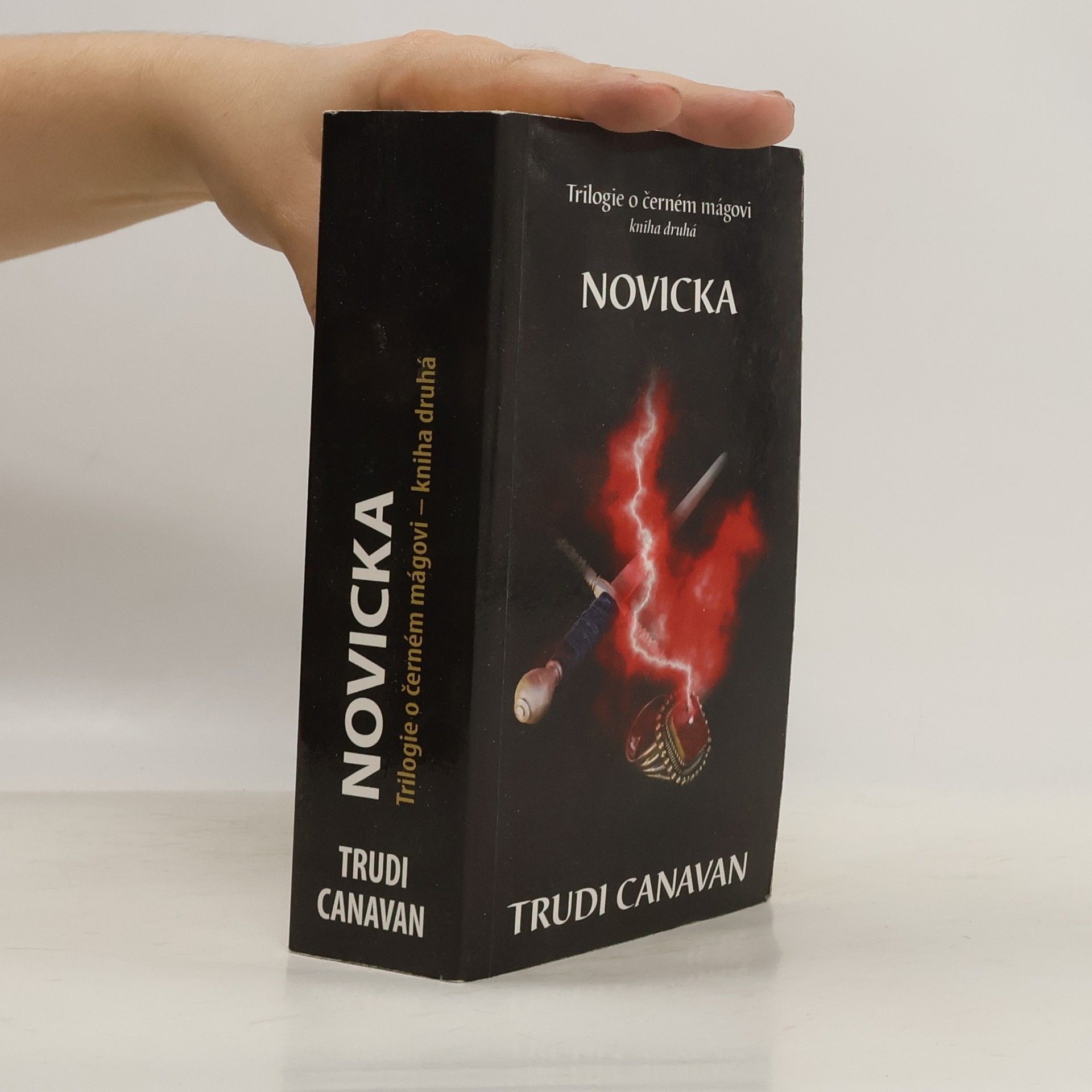 Trudi Canavan Novicka