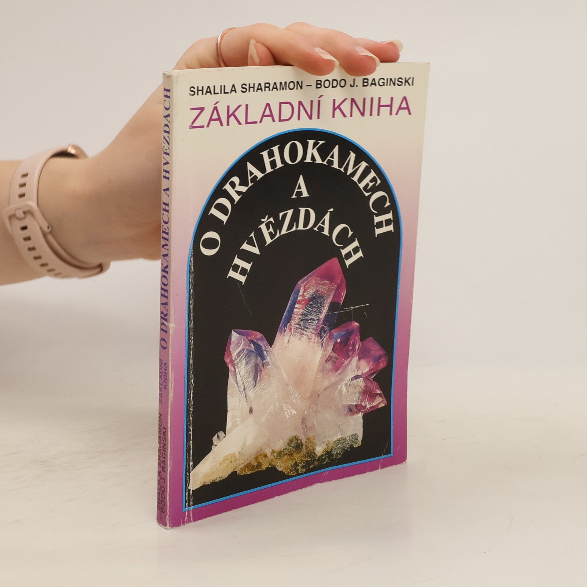 Shalila Sharamon Základní kniha o drahokamech a hvězdách. Tajemné síly drahých kamenů a jejich vztah k dvanácti znamením zvěrokruhu