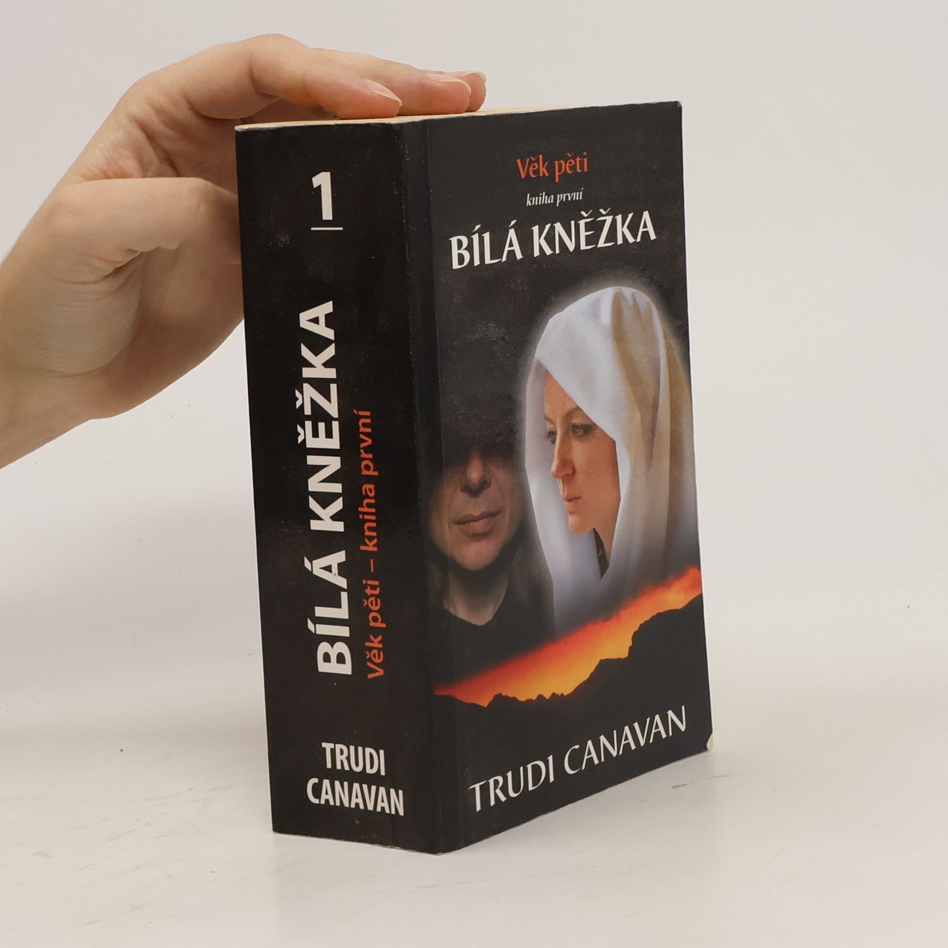 Trudi Canavan Věk pěti. Kniha první, Bílá kněžka