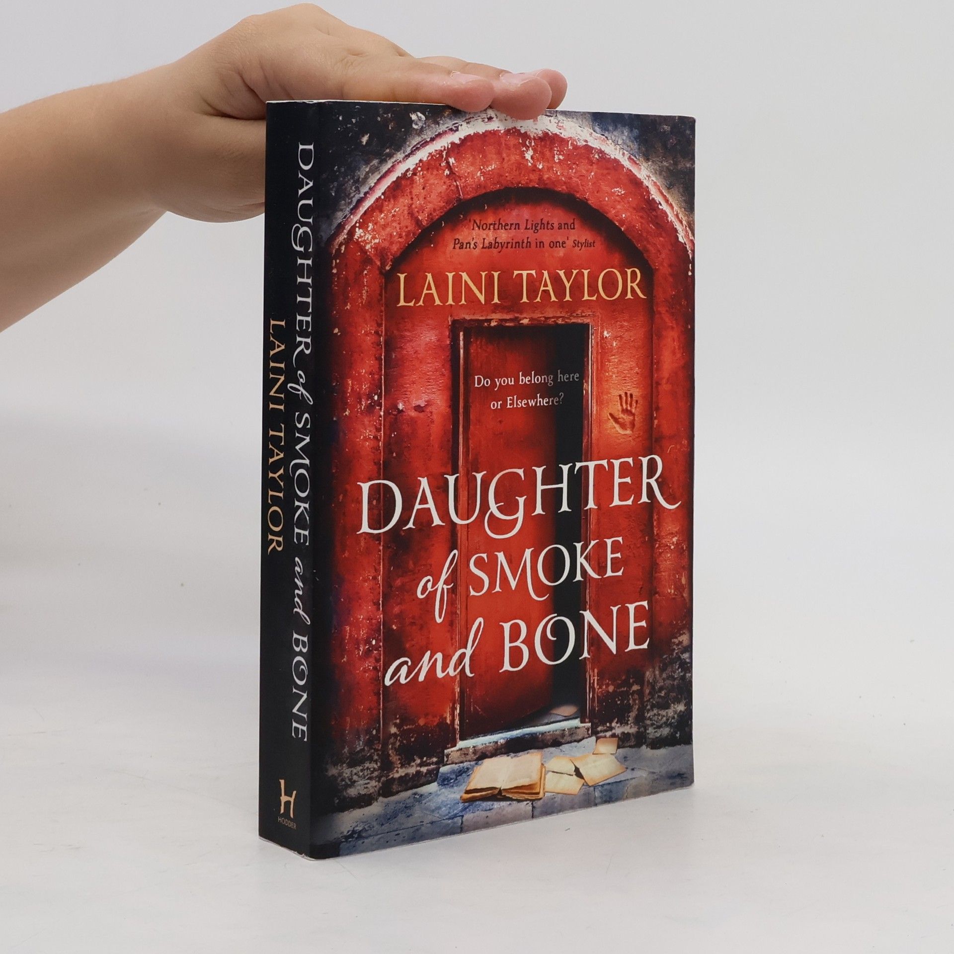 Laini Taylorová Daughter of Smoke and Bone