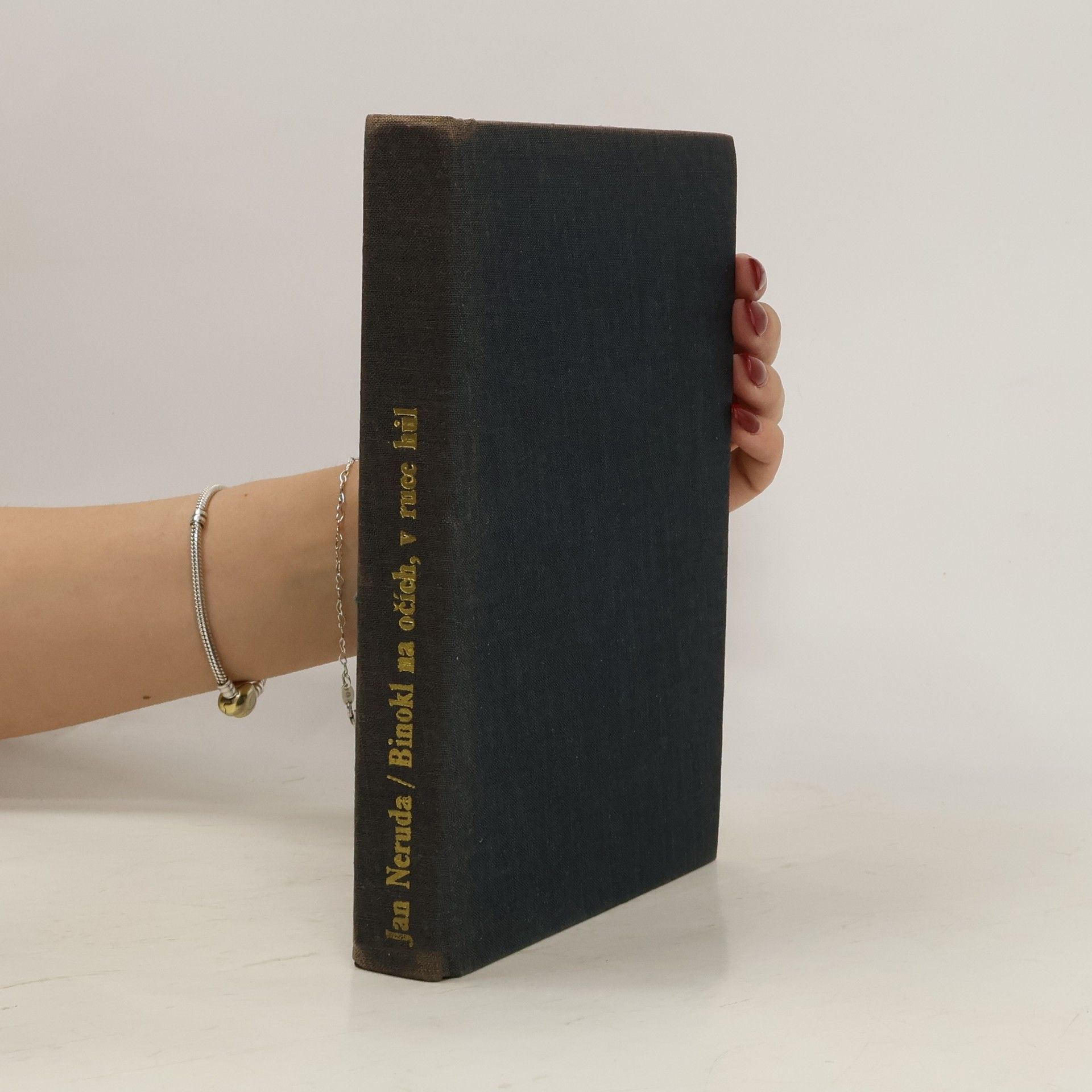 Jan Neruda Binokl na očích, v ruce hůl