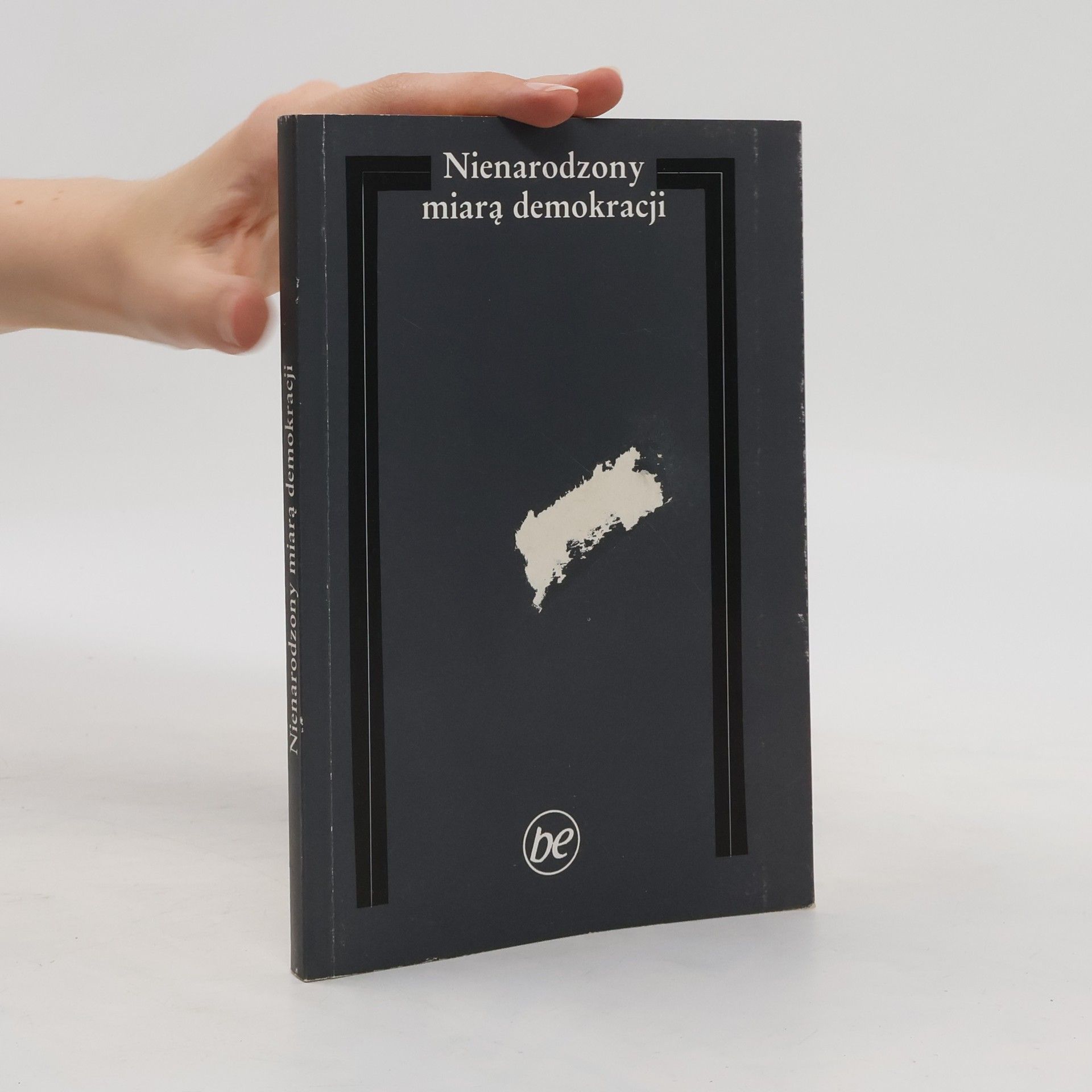 Autores varios Nienarodzony miarą demokracji