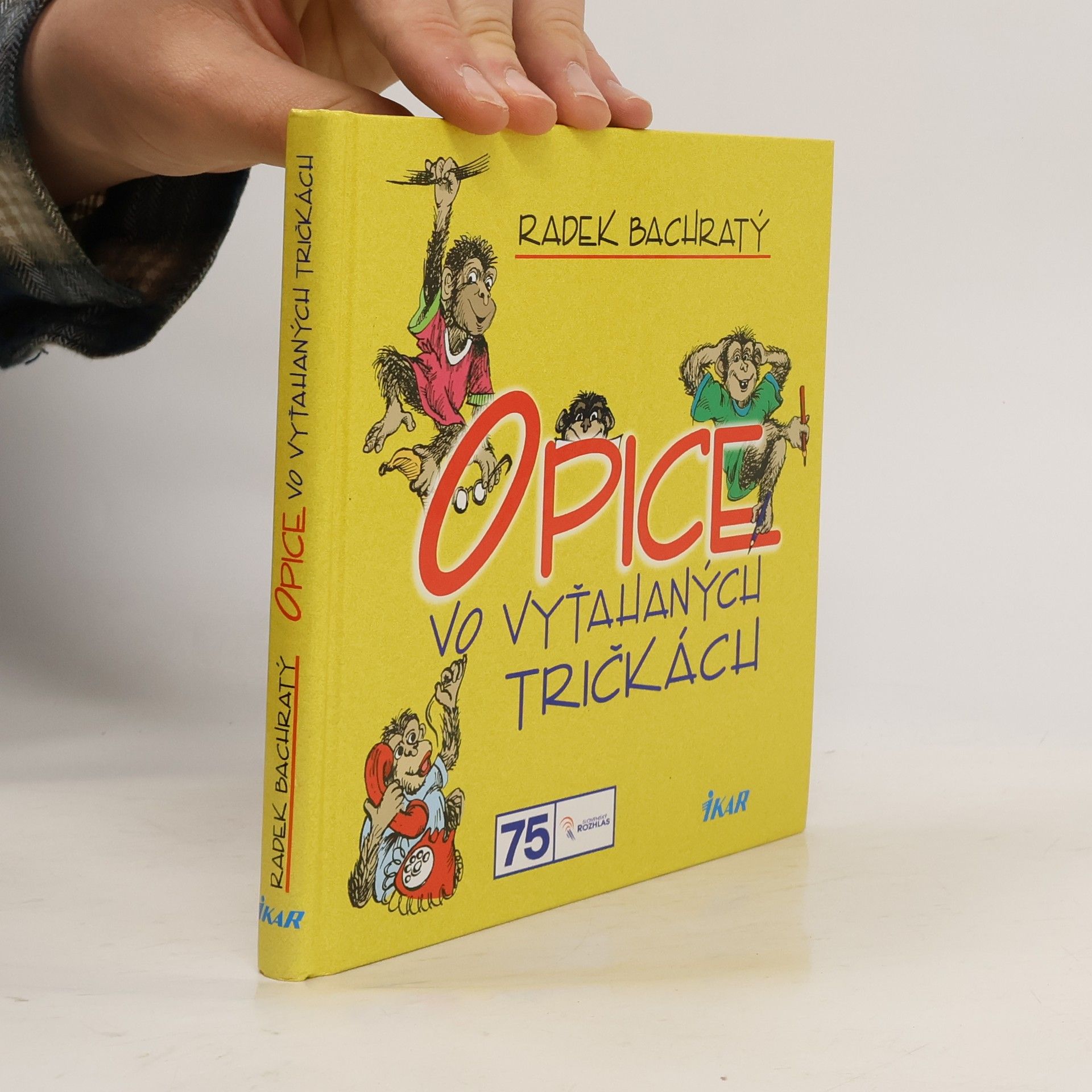 Radek Bachratý Opice vo vyťahaných tričkách